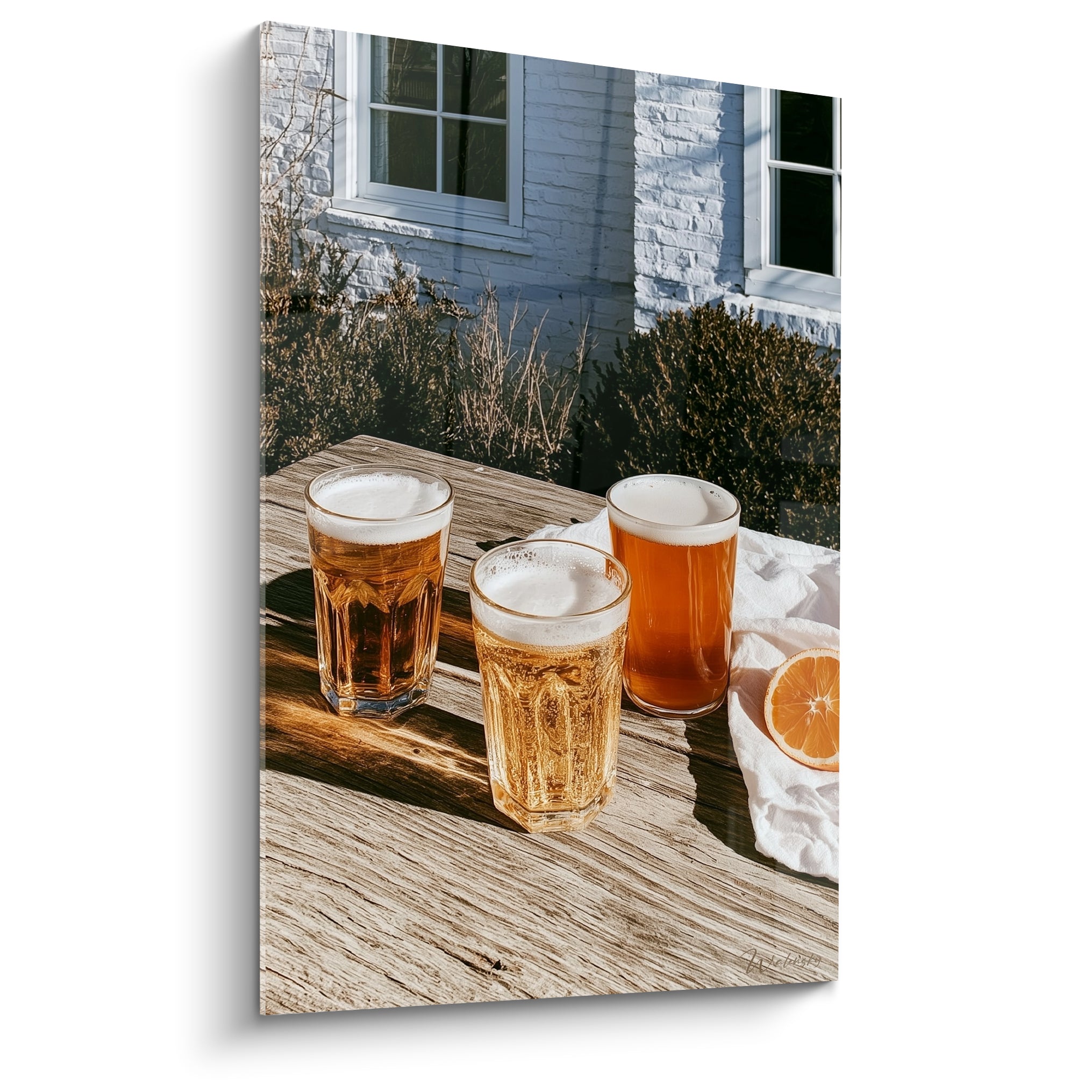 Trois verres de bière ambrée et dorée sur table en bois, lumière rasante et façade grise