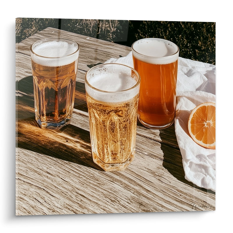 Tableau Trois verres ambrés sur table en bois - Pause en terrasse - Edition Bière