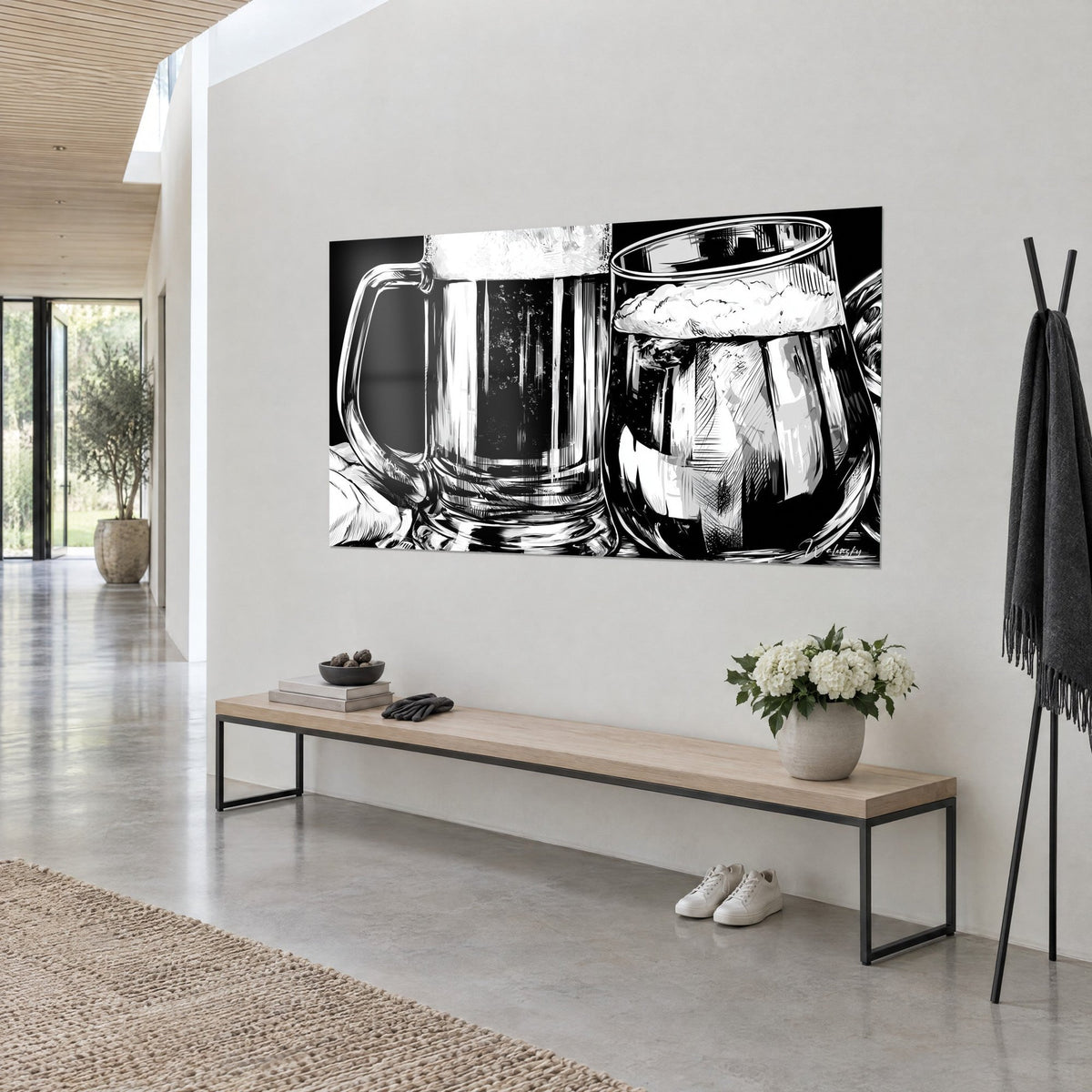 Tableau duo de verres à bière gravés à l'encre, hachures grises et mousse ivoire, sur mur clair près d'un banc en bois