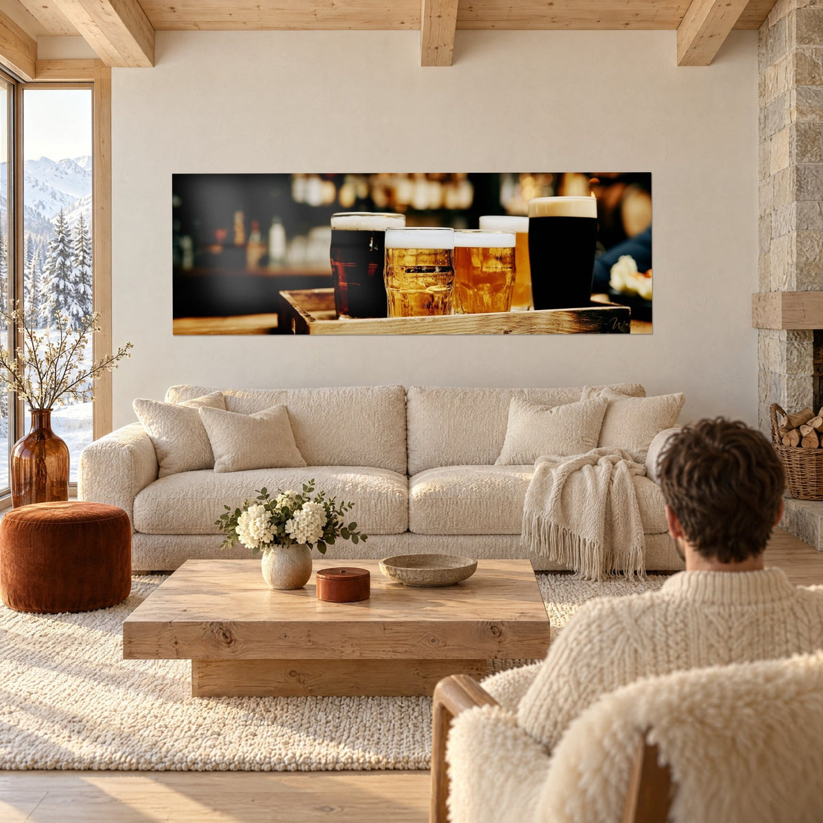Gemälde Bierprobe mit bernsteinfarbenen und braunen Bieren auf einem Holztablett, cremiger Schaum, Paar von hinten über einem Sofa in einem hellen Wohnzimmer