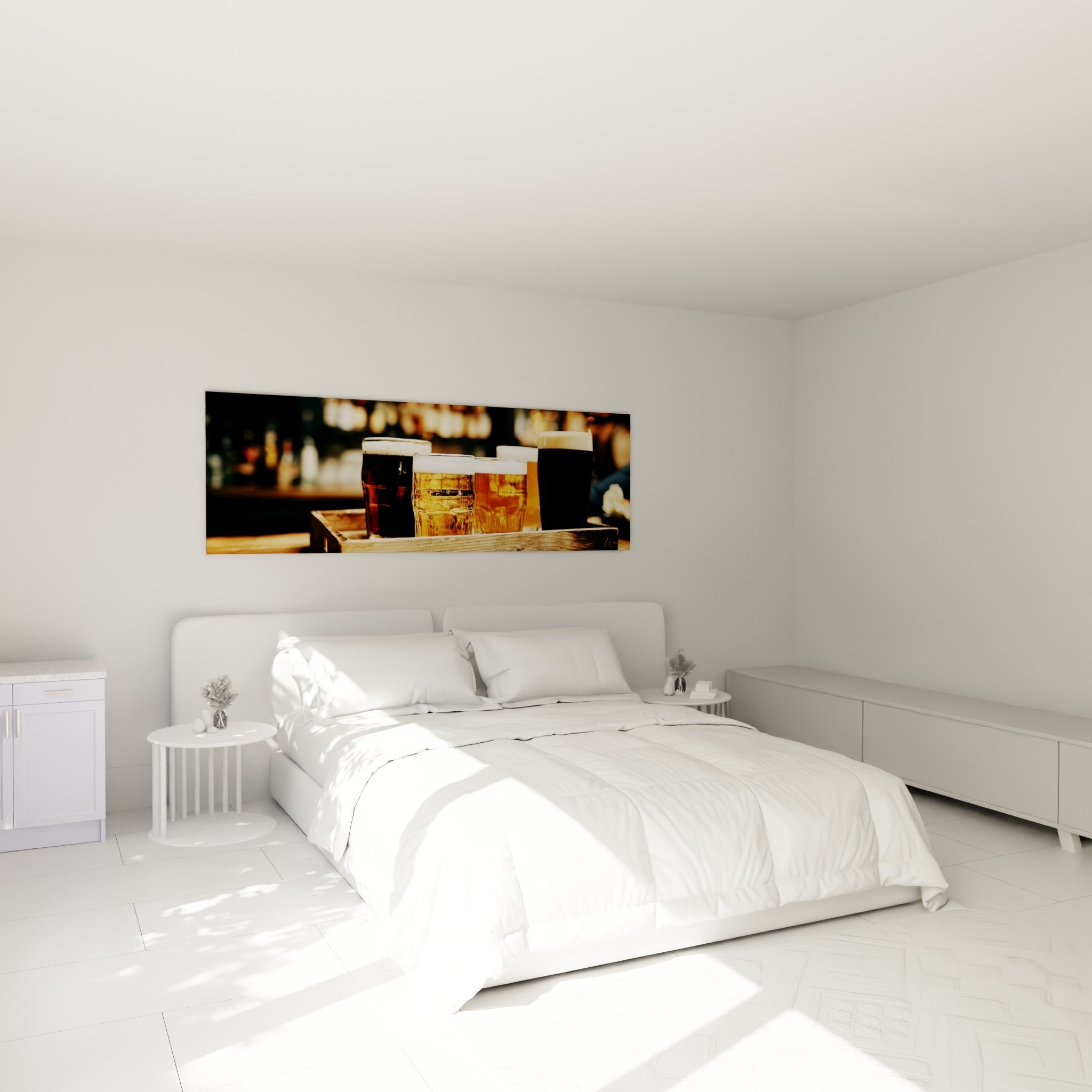Pintes dorées et brunes réunies sur plateau bois, accrochées au-dessus d'un lit dans une chambre claire