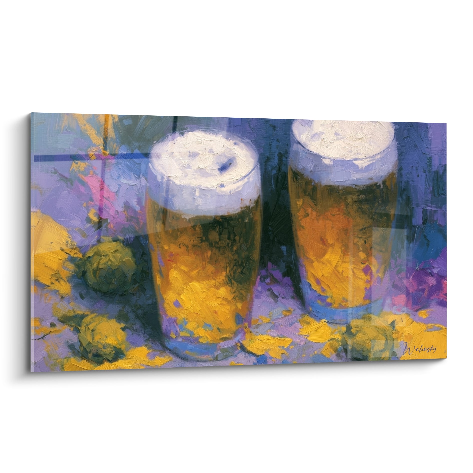 Deux verres de bière dorée à mousse blanche entourés de houblons verts sur fond violet peint à la spatule