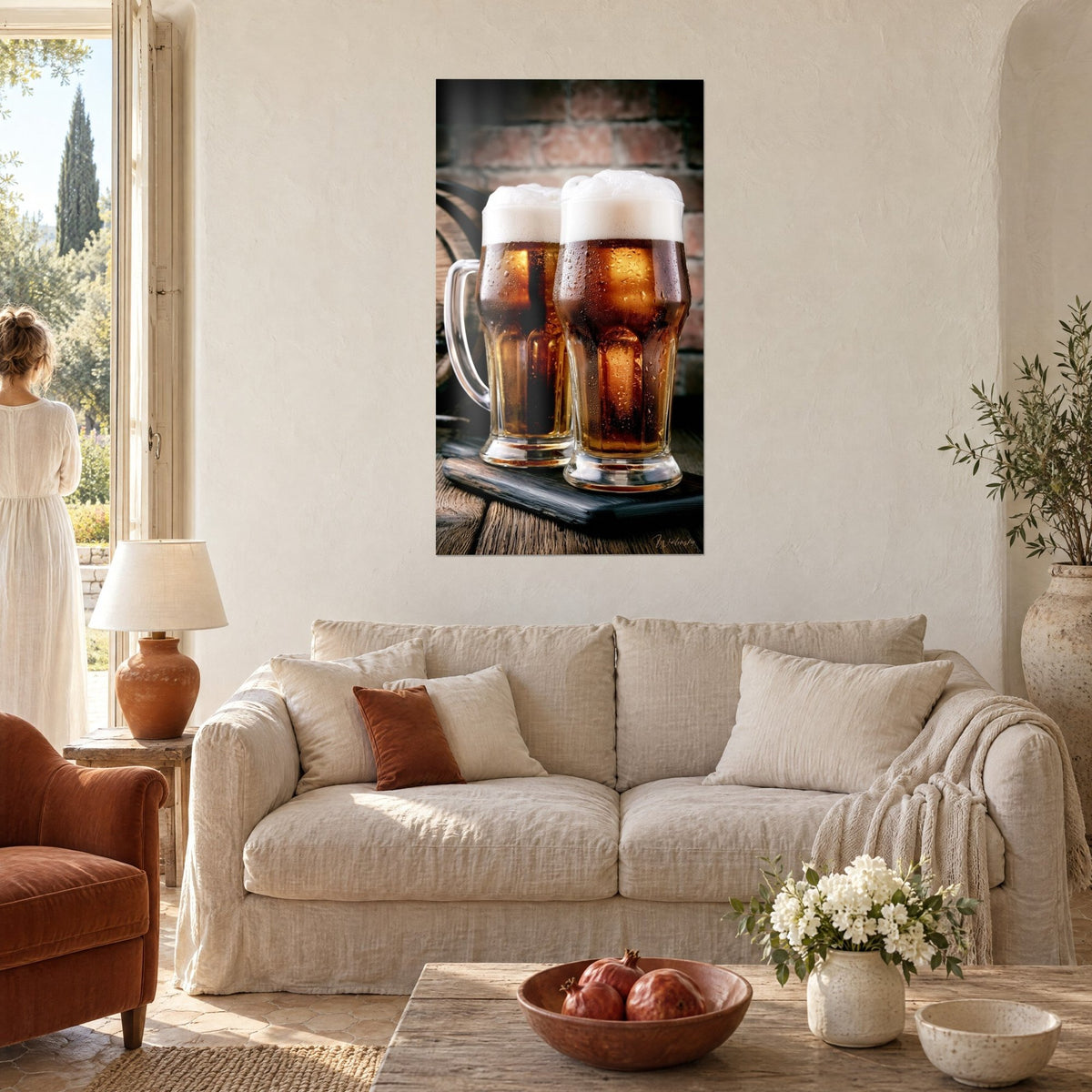 Tableau deux chopes de bière mousseuses, ambre et blanc, gouttelettes givrées, une femme de dos, au-dessus d'un canapé dans un salon lumineux