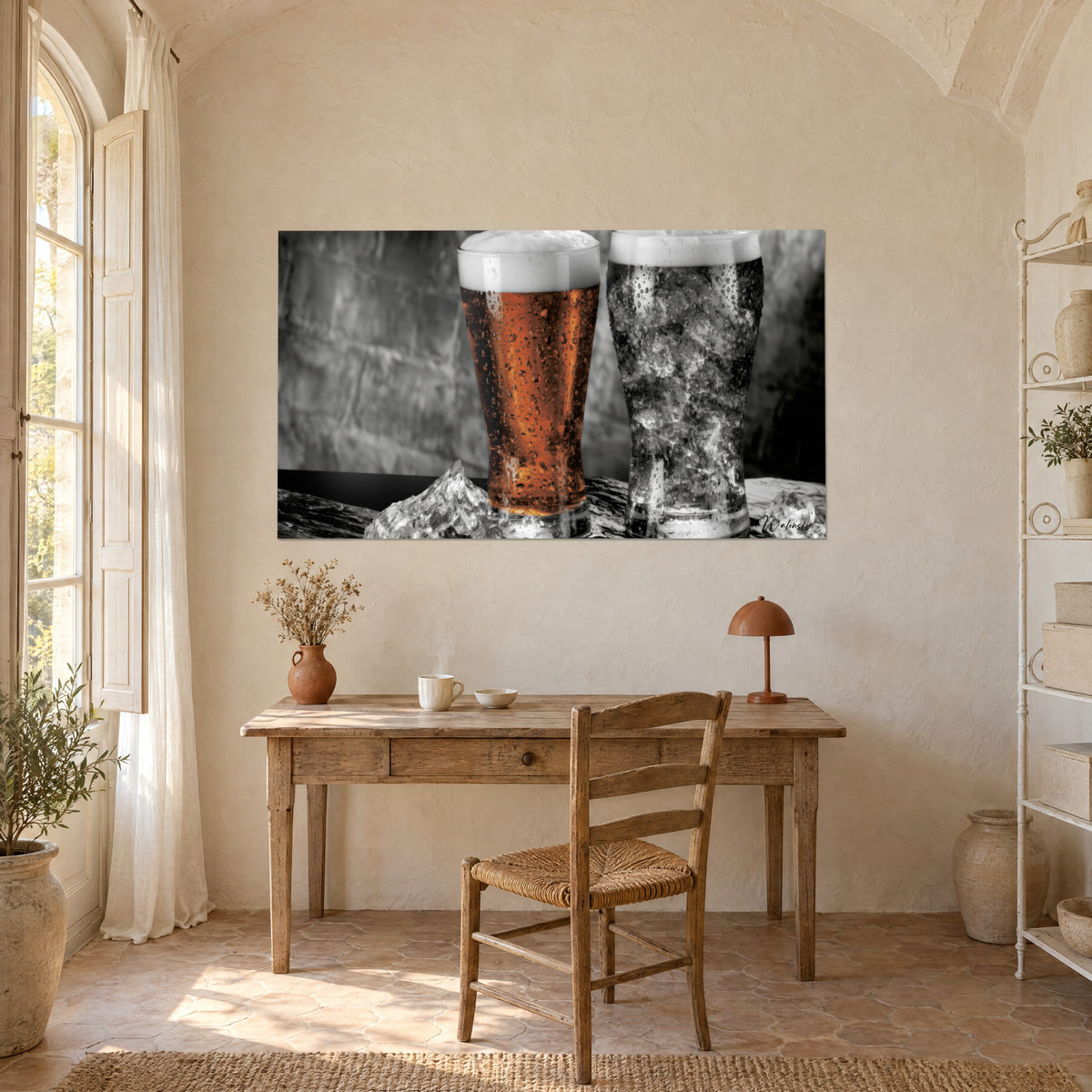 Tableau chopes de bière glacée, liquide roux et cubes de glace gris sur fond de pierre noir et blanc, près d'un bureau en bois