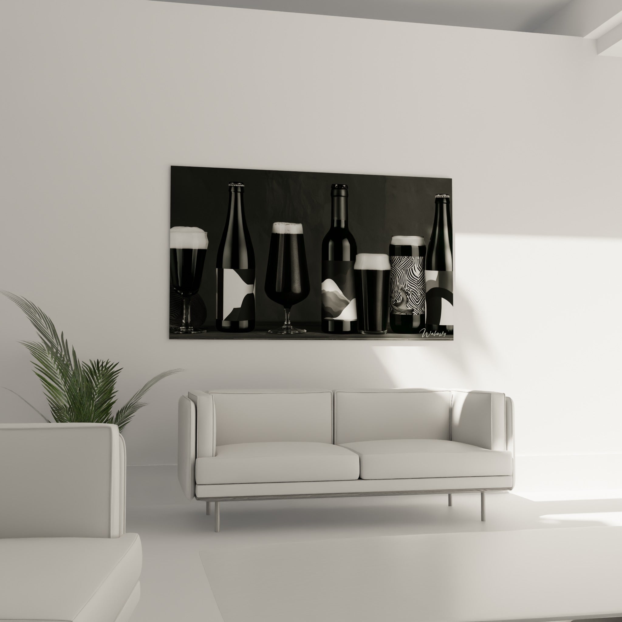 Verres de bière mousseux et bouteilles sombres au-dessus d'un canapé dans un salon lumineux