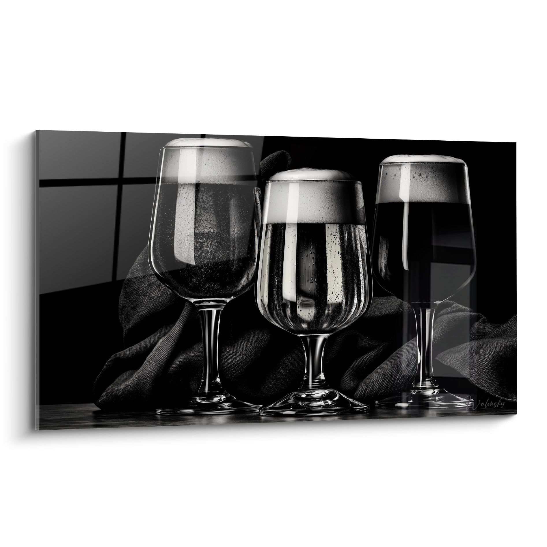 Trois verres à bière noirs et blancs mousseux, reflets sur linge anthracite froissé