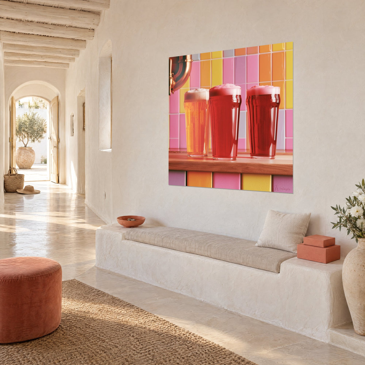 Quadro di boccali di birra spumosi arancio e ciliegia davanti a una parete di piastrelle rosa, gialle e color corallo, panca bianca di tre quarti
