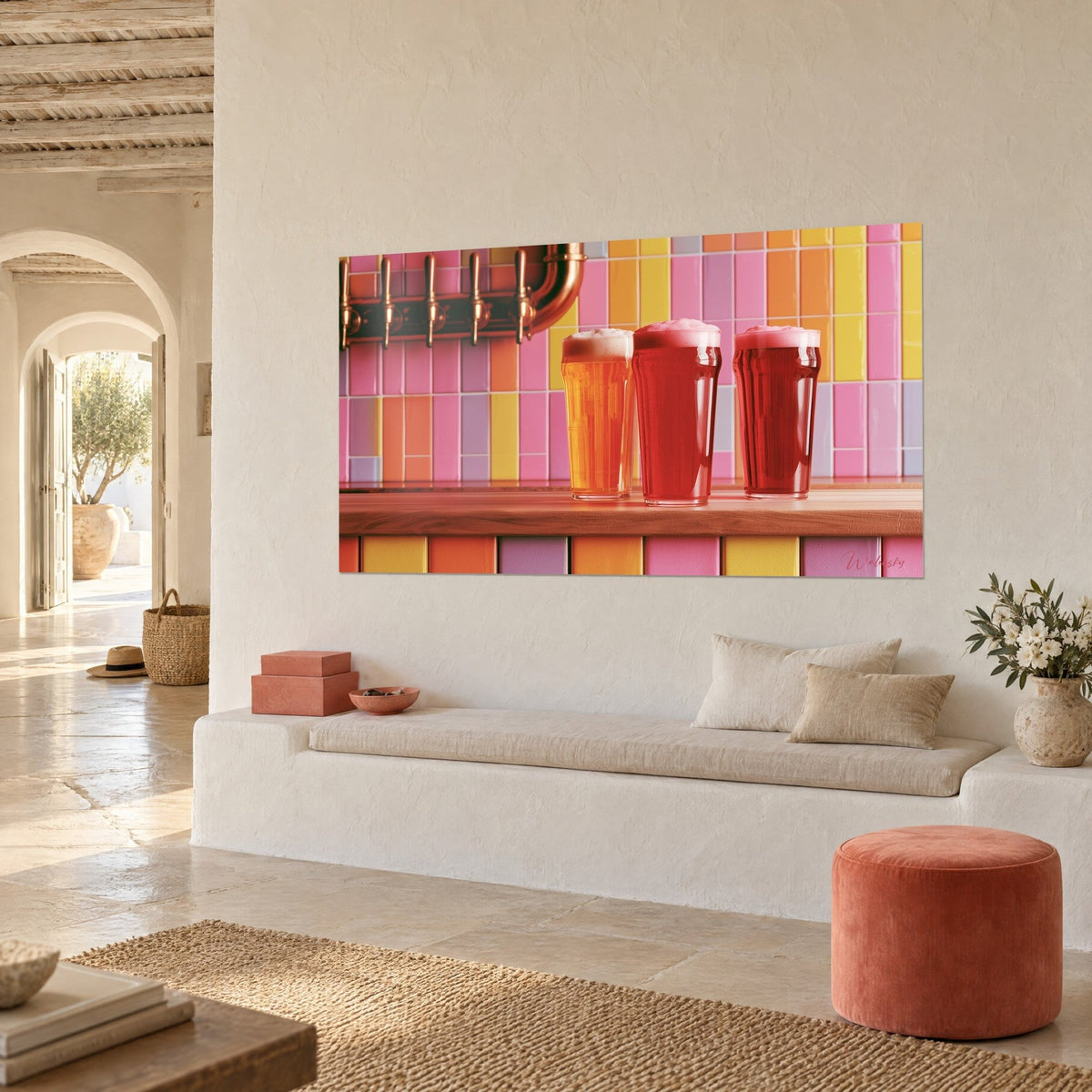 Quadro con boccali di birra arancio e rubino su un bancone in legno chiaro, piastrelle gialle e rosa, vista a tre quarti, casa mediterranea