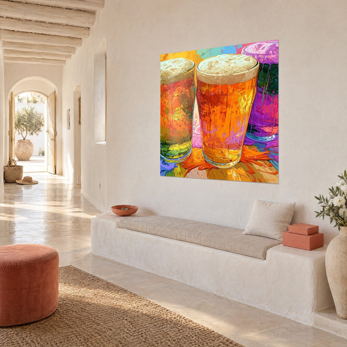 Quadro boccali di birra dorati coronati da schiuma cremosa, schizzi arancio rossastro e rosa, muro bianco di una casa mediterranea