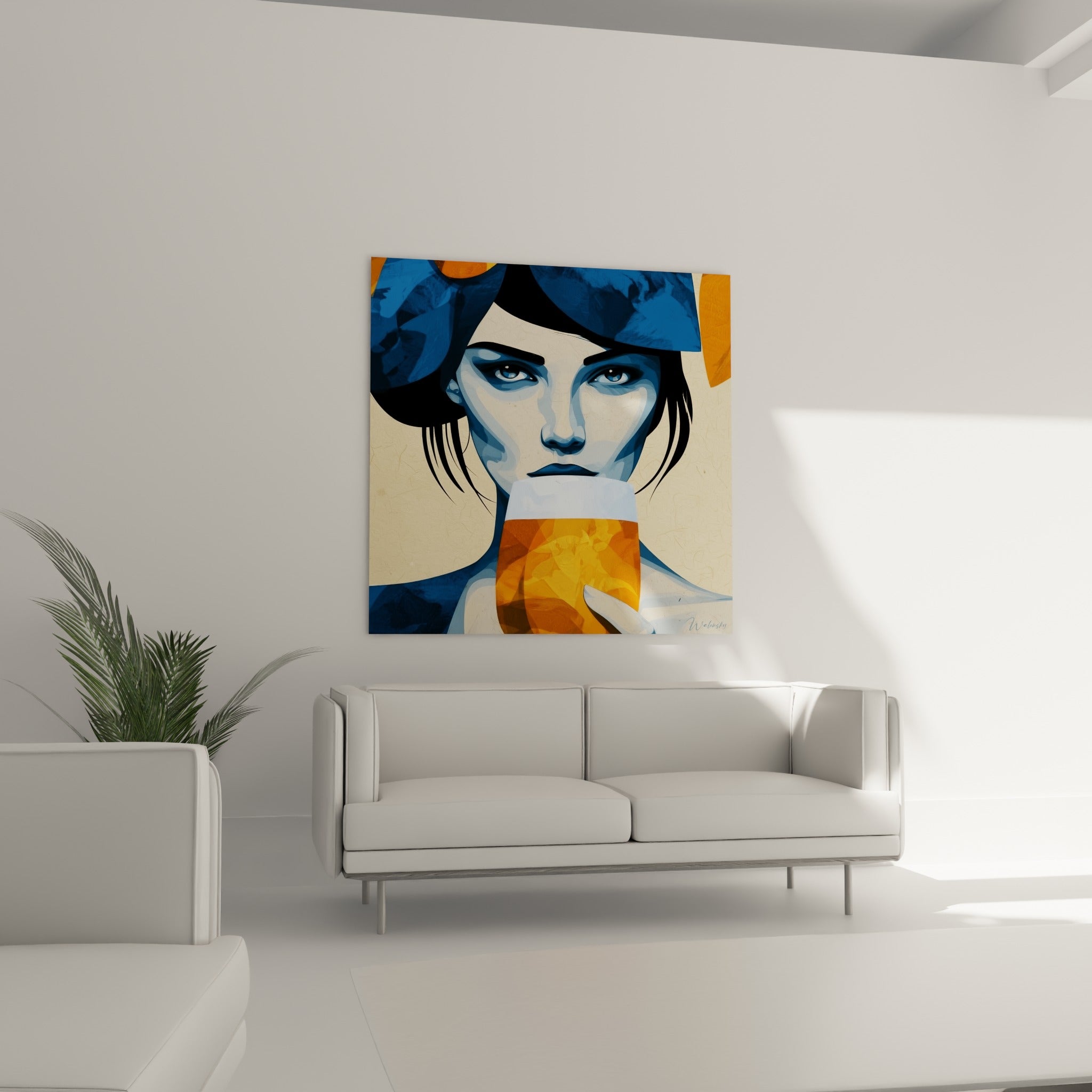 Visage féminin bleu marine et verre doré de bière au-dessus d'un canapé dans un salon lumineux