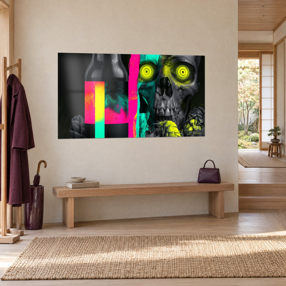 Quadro di un teschio grigio con iridi giallo acido e una bottiglia imperlata di gocce, appeso di tre quarti in un ingresso japandi luminoso