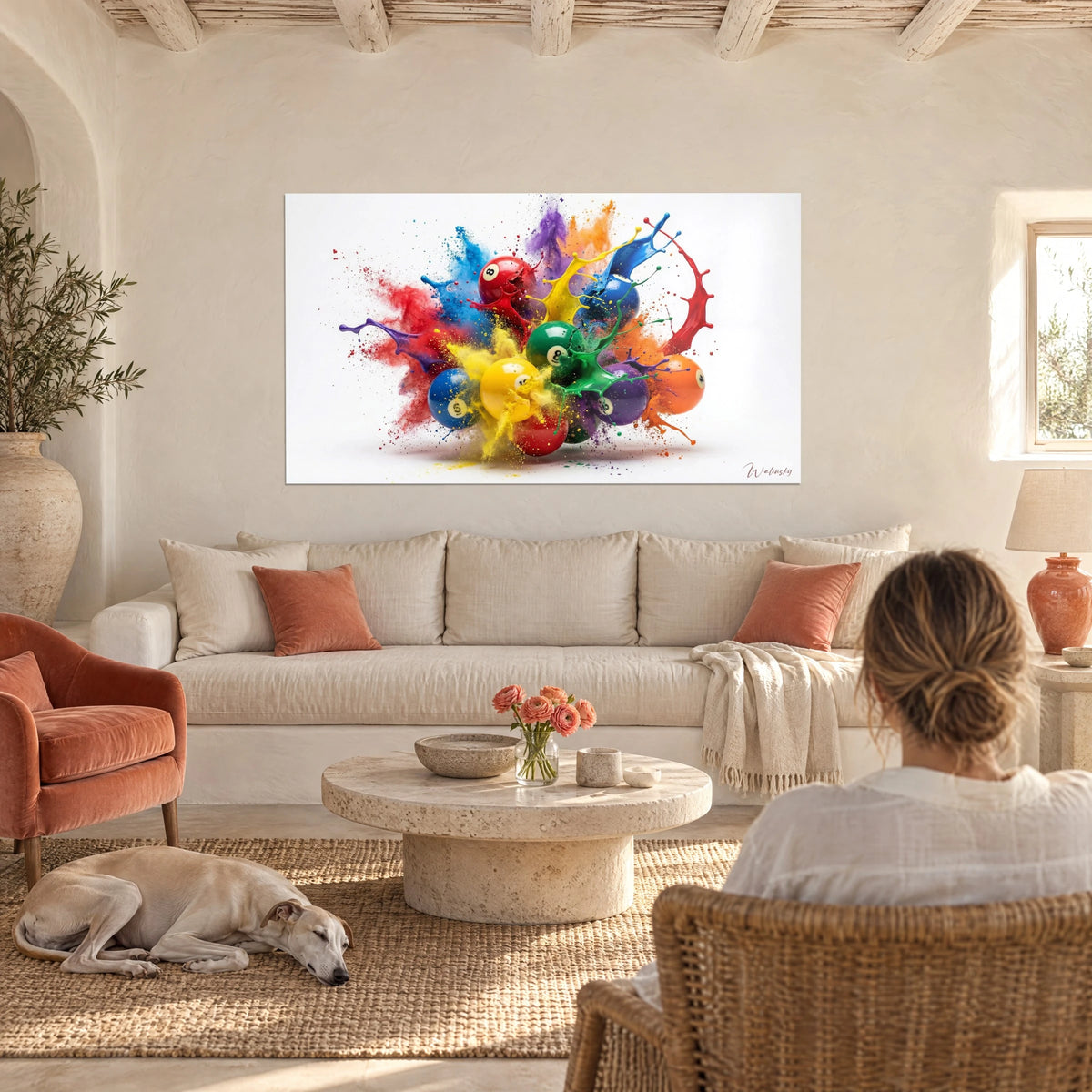 Cuadro bolas de billar estallando en chorros de pintura roja y azul, polvo amarillo, mujer de espaldas, galgo, encima de un sofá en un salón luminoso