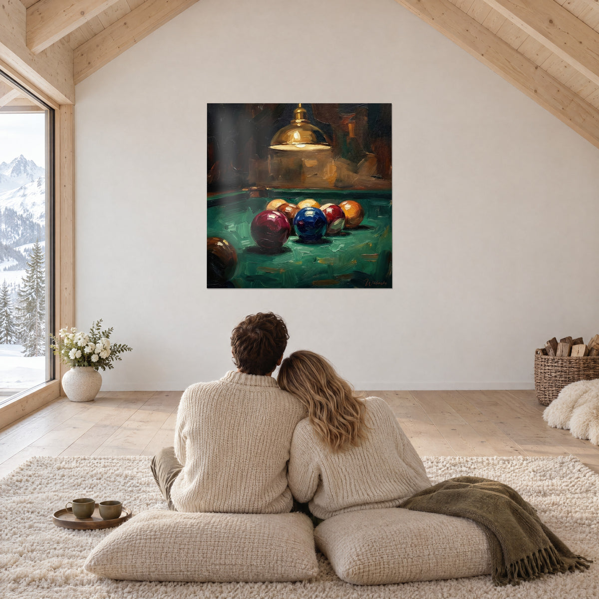 Schilderij sfeer van een biljartbar, gouden lampgloed op smaragdgroen vilt, stel met de rug naar de kijker op beige kussens