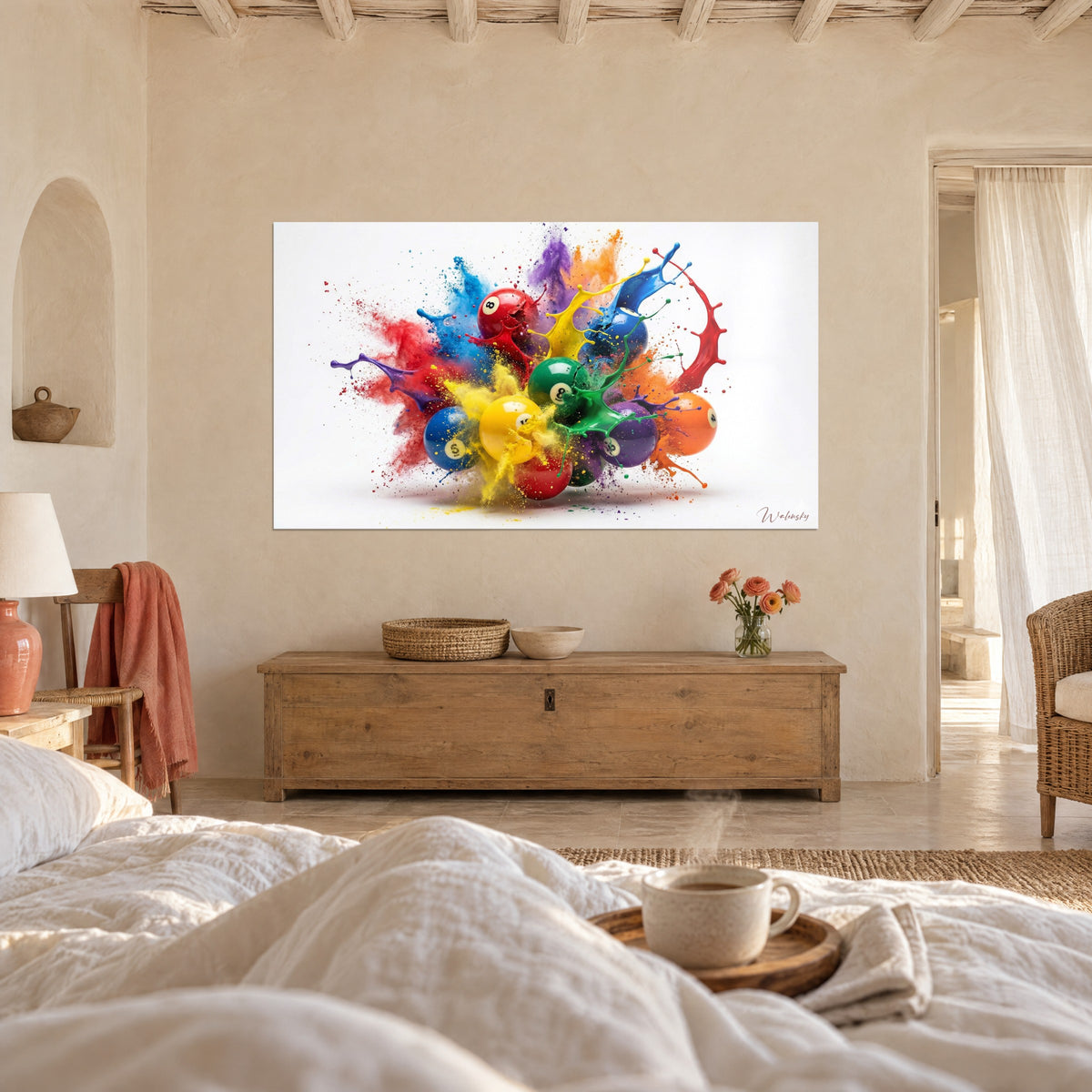 Cuadro impacto de bolas de billar y nubes de pintura naranja y violeta, pareja de espaldas, colgado encima de una cama en un dormitorio luminoso
