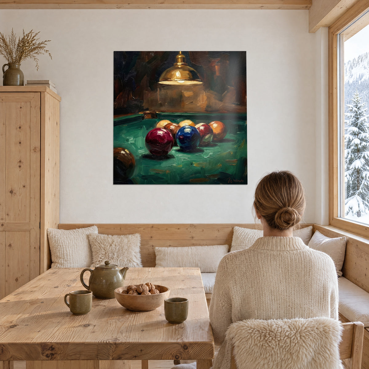 Schilderij biljartspel in dennengroen en warm goud, glanzende ballen in dikke penseelstreken, vrouw met de rug naar de kijker, houten tafel