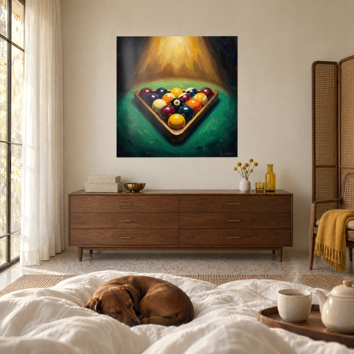 Cuadro rack dorado con bolas naranjas y azul noche, luz ámbar sobre tapete verde, encima de una cama en un dormitorio luminoso