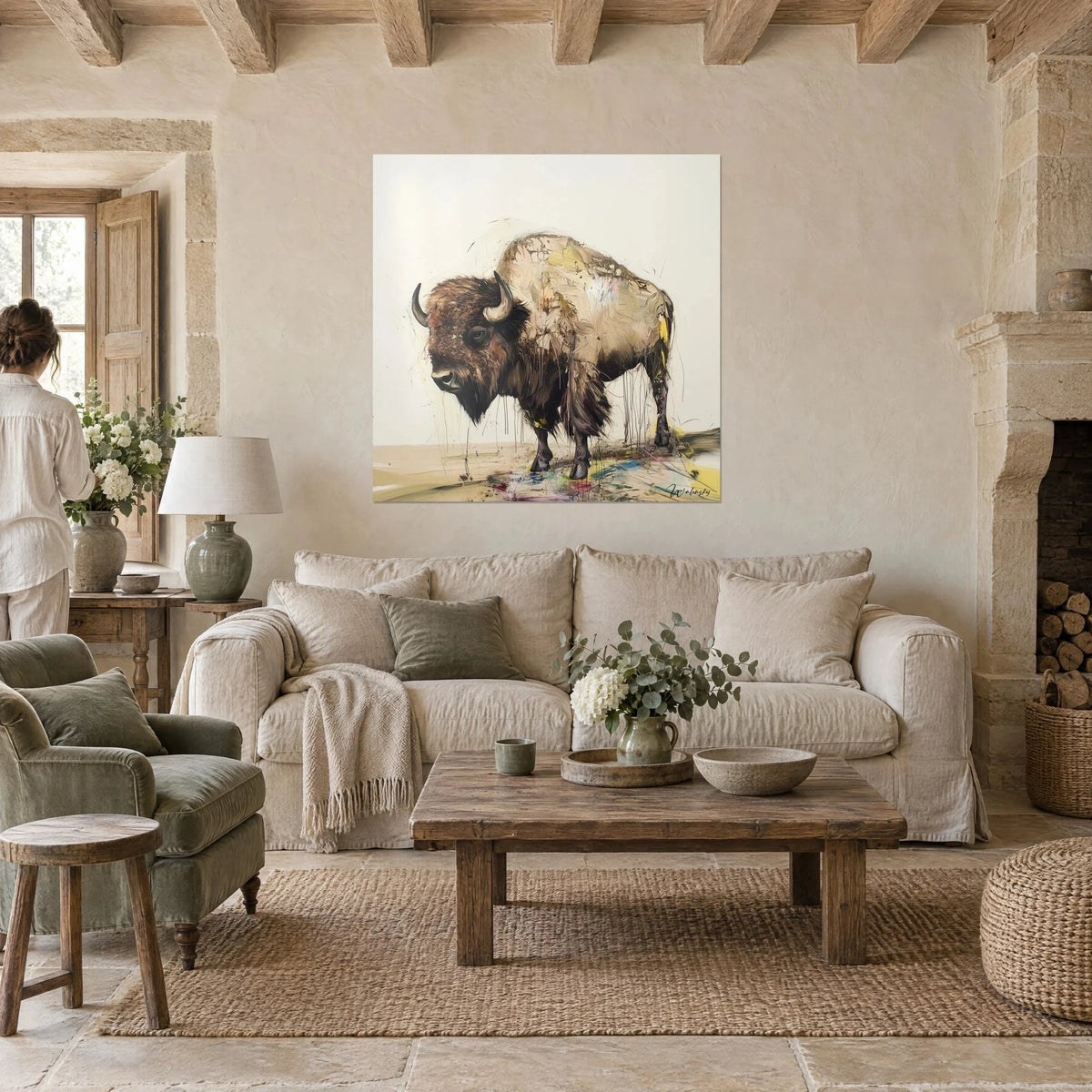 Schilderij van een massieve bizon met donkere hoorns, bruin en beige vacht in spatelstrepen, boven een bank in een lichte woonkamer