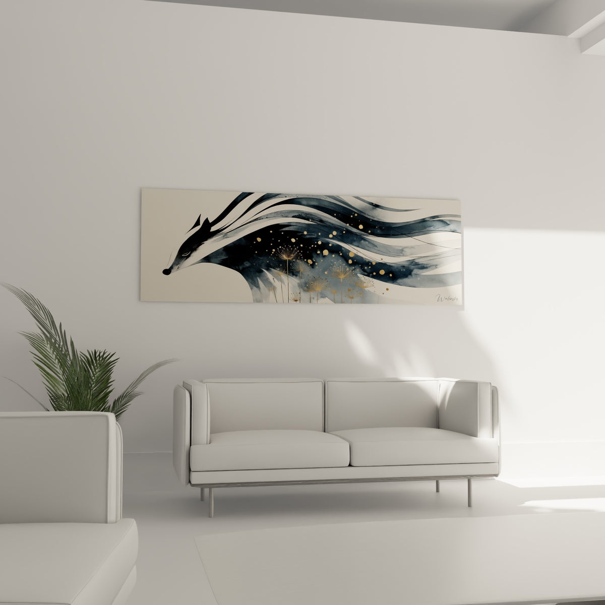 Formes fluides du blaireau anthracite et bleu marine au-dessus d'un canapé dans un salon lumineux