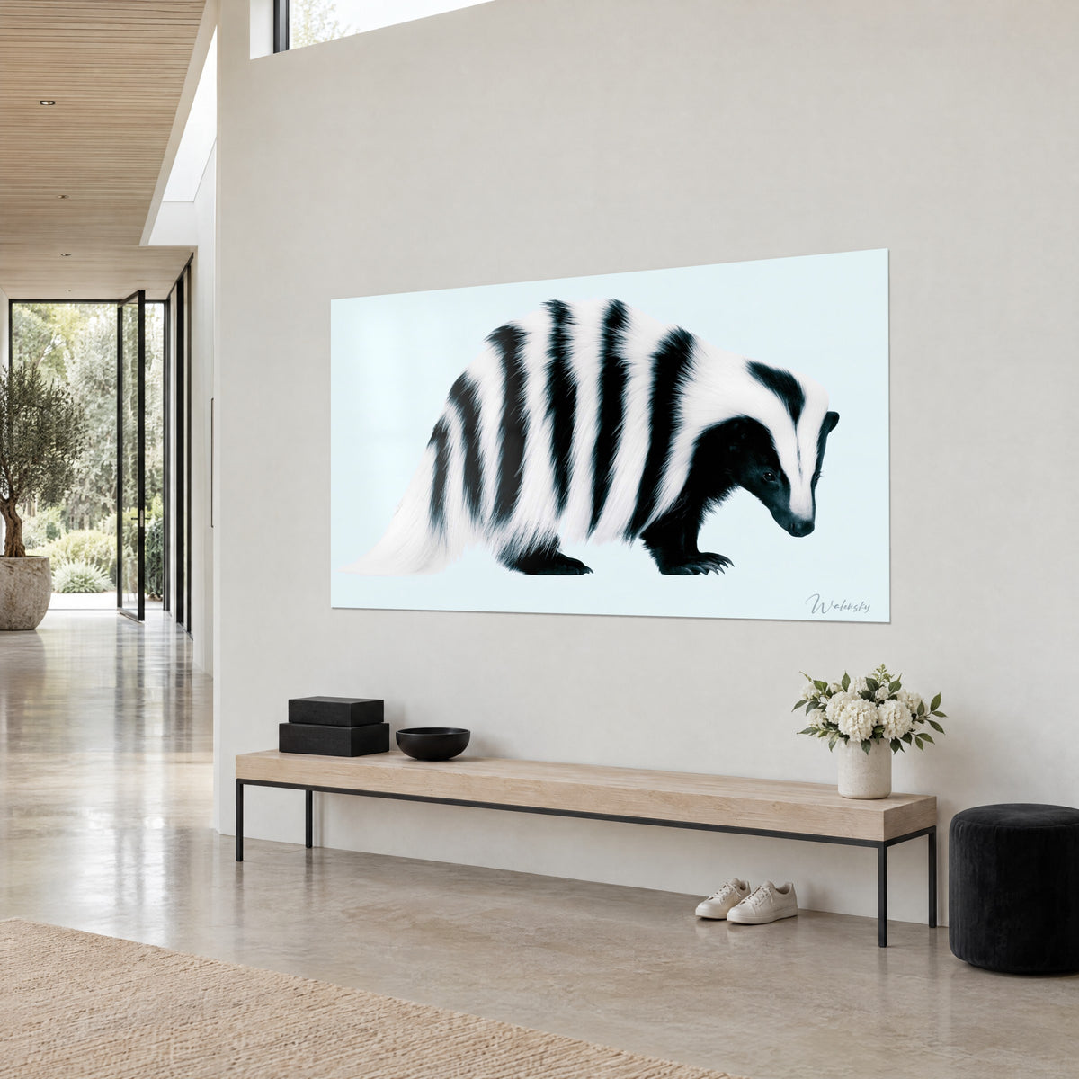 Schilderij gestreepte marterachtige met pluimige witte staart, neergebogen zwarte snuit, lichtblauwe achtergrond, aan een beige muur van een architectenwoning