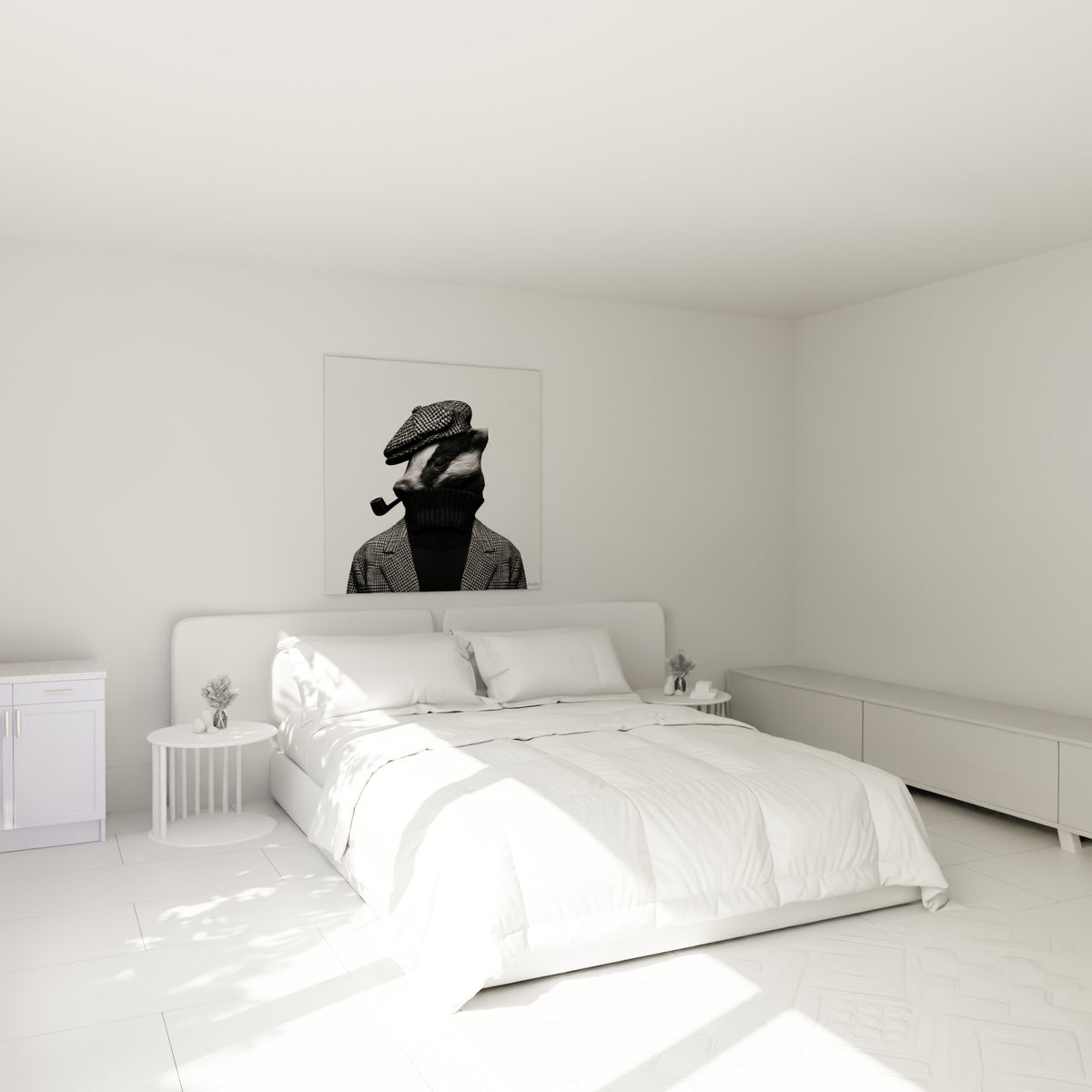 Portrait de blaireau costumé en noir, blanc et gris, casquette à carreaux, au-dessus d'un lit dans une chambre claire