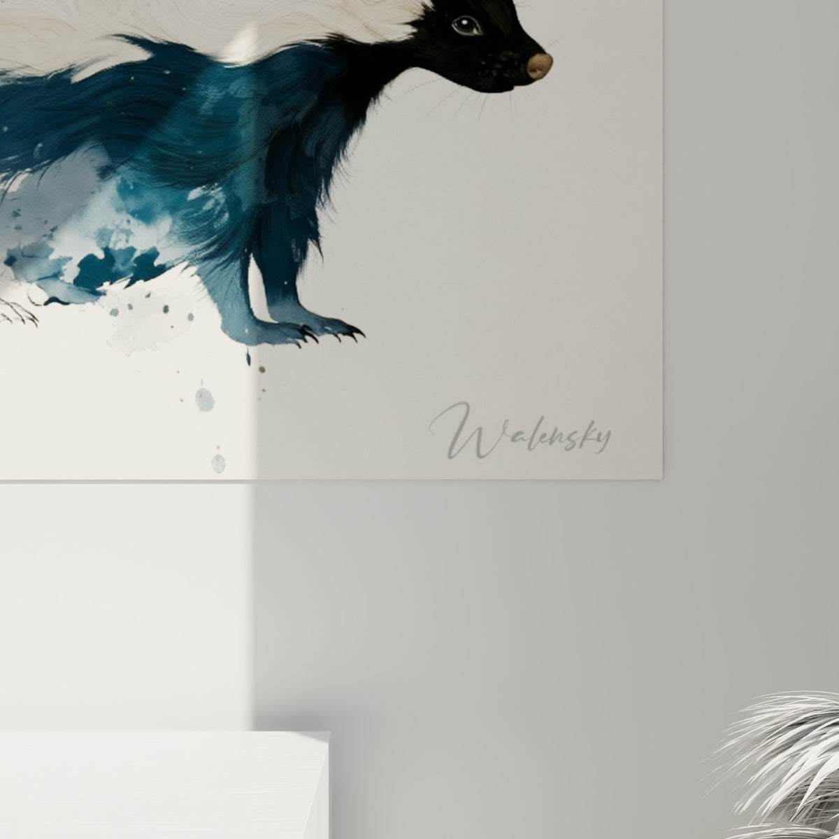 Détail des coulures d'aquarelle bleu marine et des éclats dorés fusionnant en volutes fines sur la toile