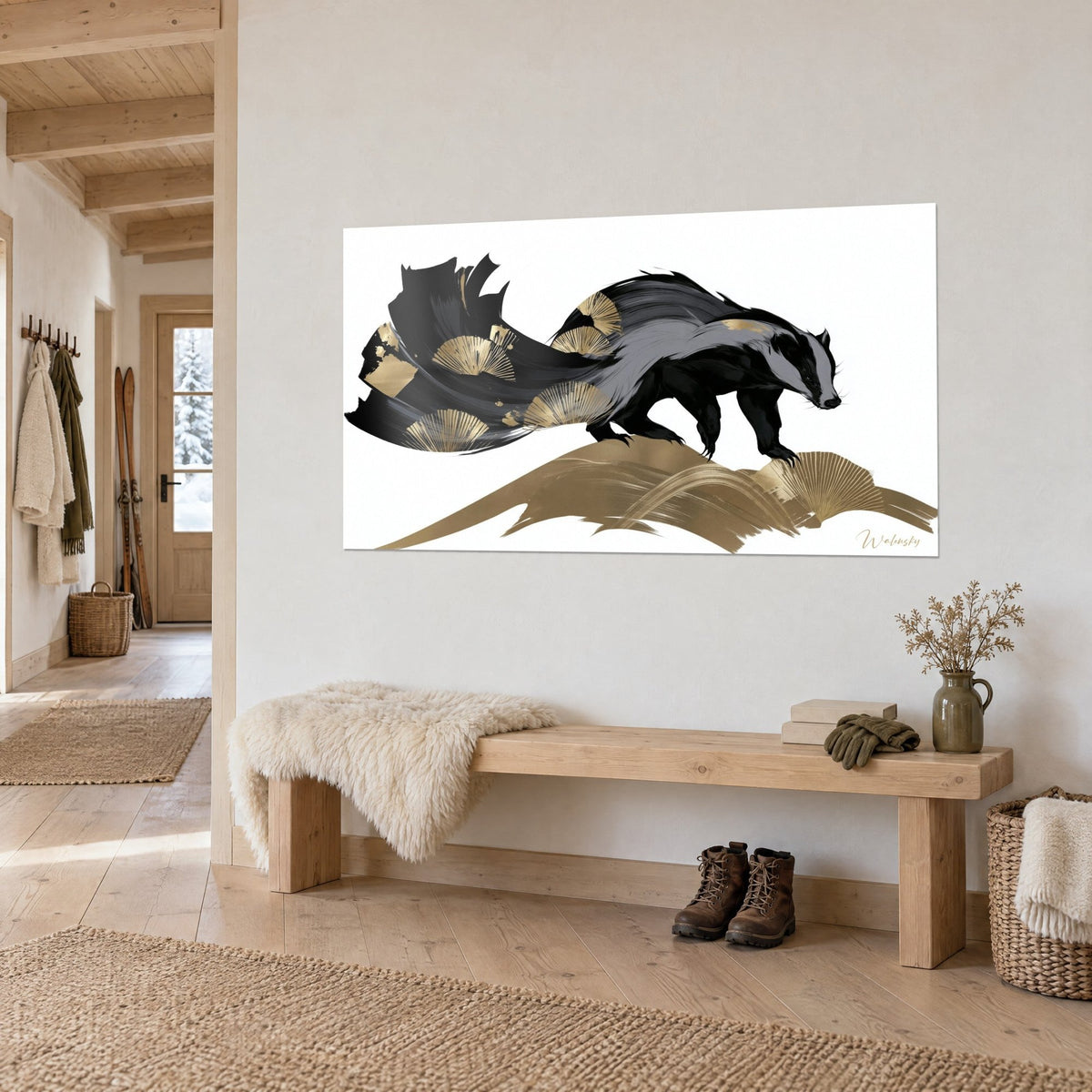Cuadro de un mustélido con rayas negras y plateadas, grupa formada por cintas de pintura, dunas doradas, sobre una pared de madera de chalet