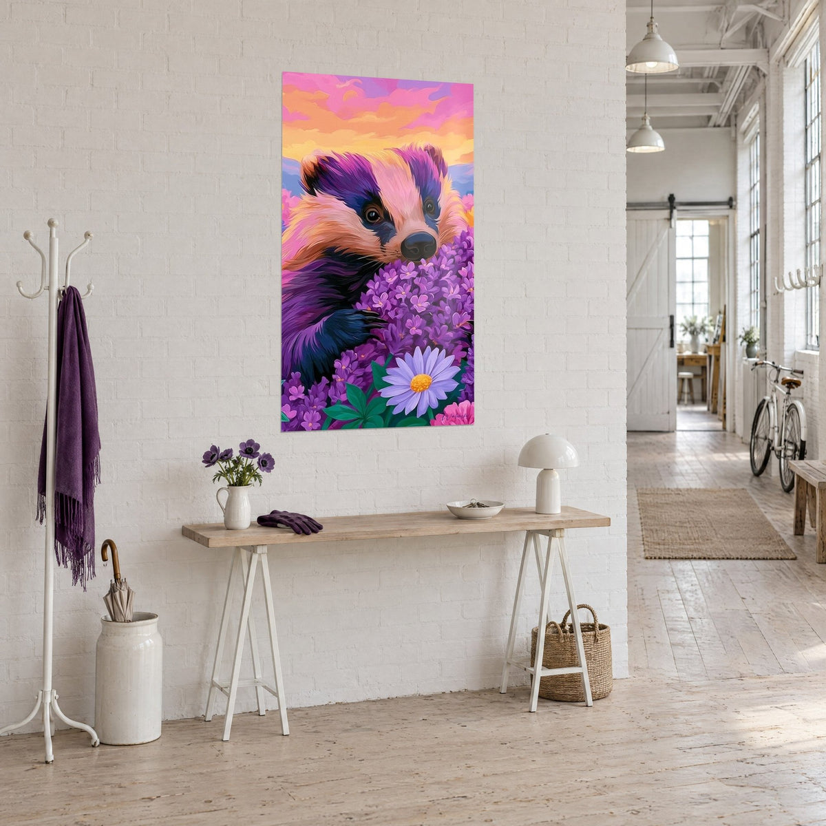 Tableau animal rayé pourpre et crème niché dans des grappes de lilas, ciel rose et jaune, loft aux grandes verrières