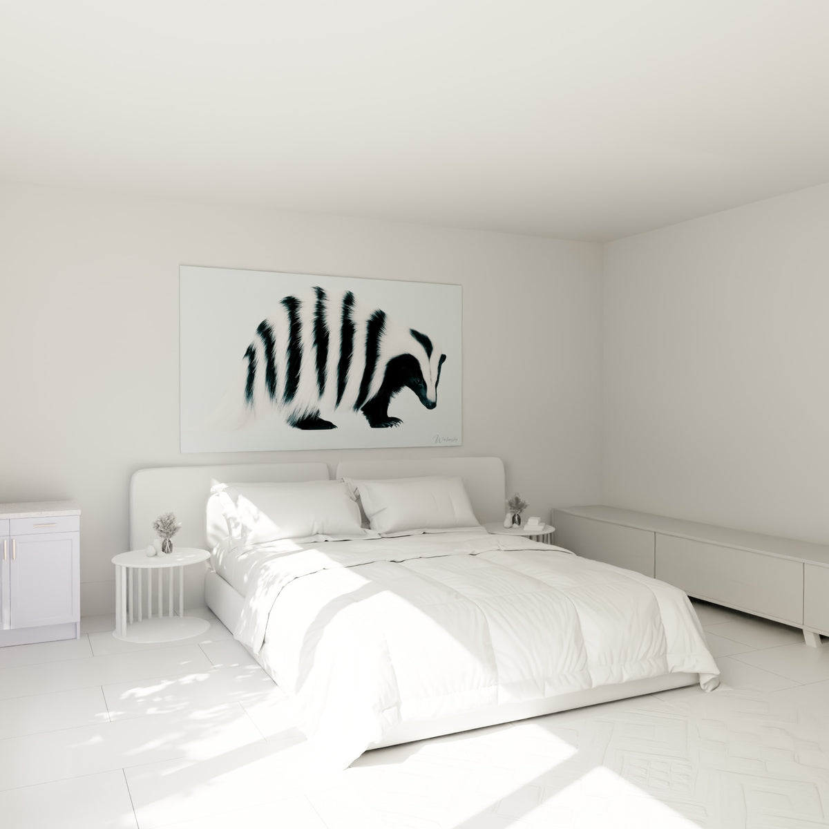 Fourrure rayée noir et blanc du blaireau, accrochée au-dessus d'un lit dans une chambre claire
