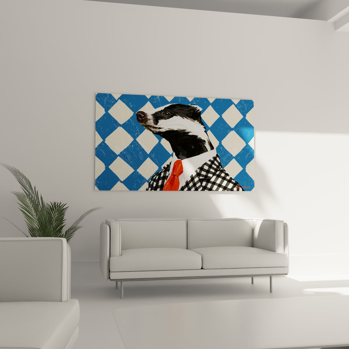 Élégant blaireau habillé en gentleman, cravate orange et fond bleu marine, au-dessus d'un canapé dans un salon lumineux