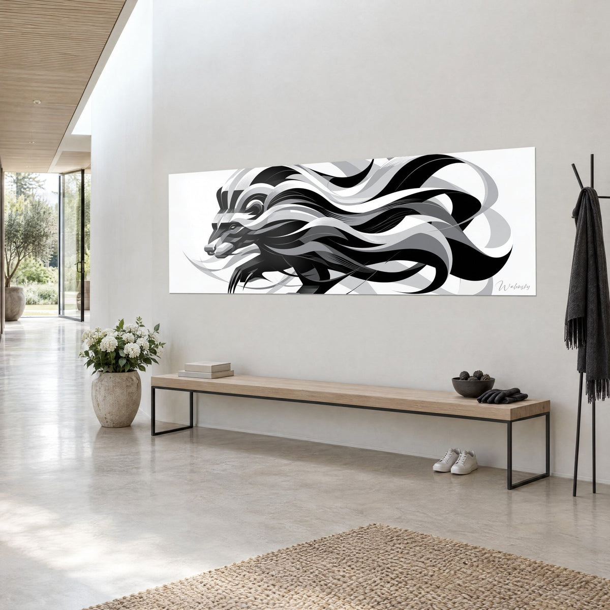 Tableau mustélidé rayé aux volutes fluides noires et argentées, panoramique sur fond blanc, mur clair près d'un banc en bois