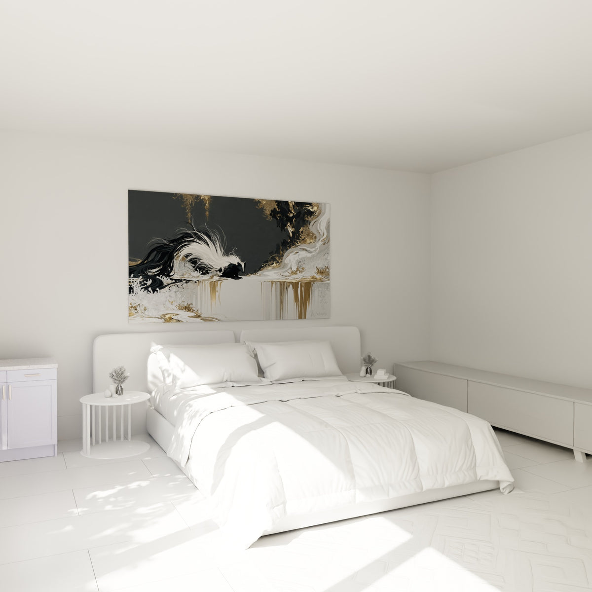 Créature nocturne aux mèches blanches et dorées au-dessus d'un lit dans une chambre claire