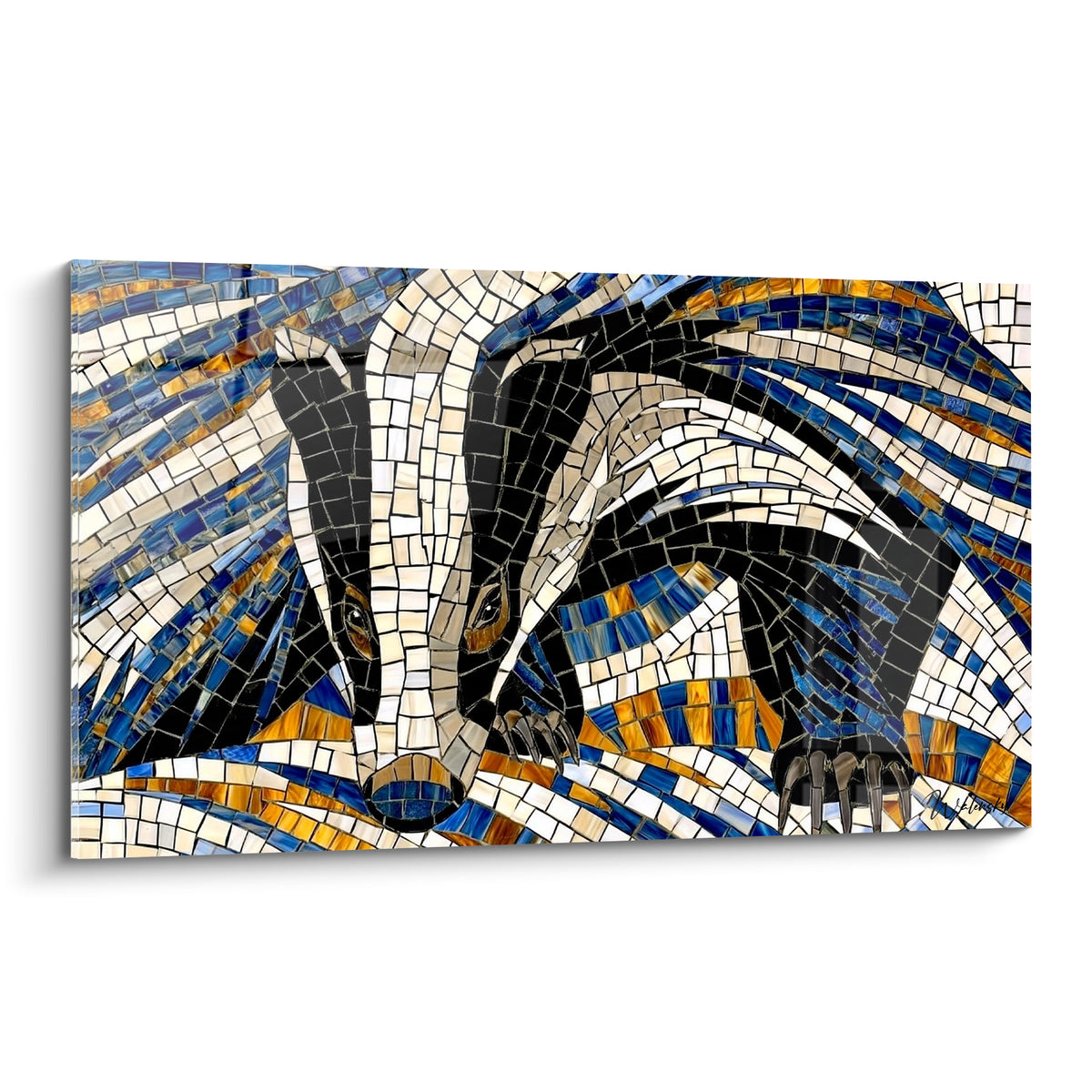 Blaireau en mosaïque bleu marine et dorée, museau baissé sur fond de rayures éclatées