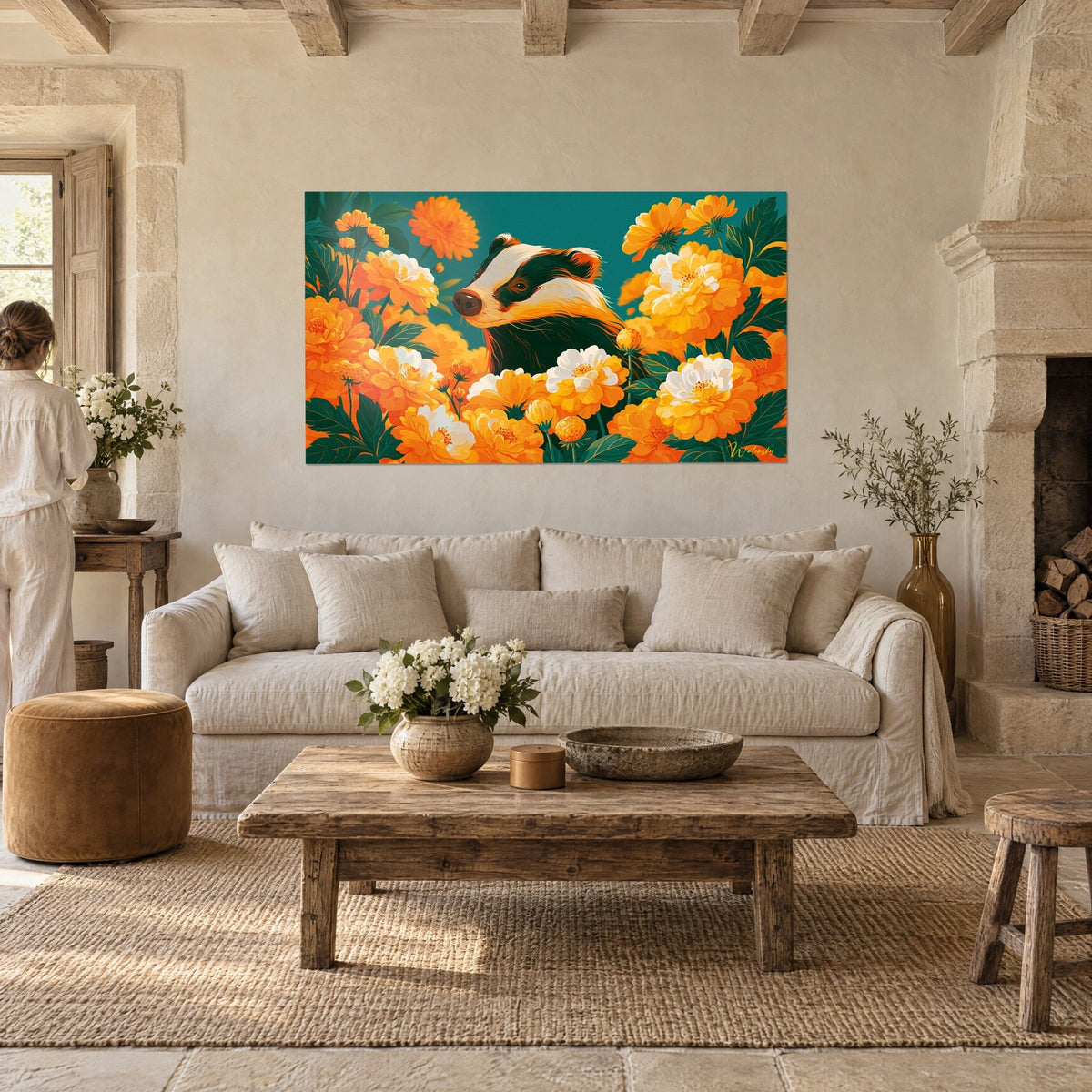 Tableau blaireau au museau rayé de noir, parmi des soucis orange et blancs sur fond sarcelle, personne de dos, au-dessus d'un canapé dans un salon lumineux