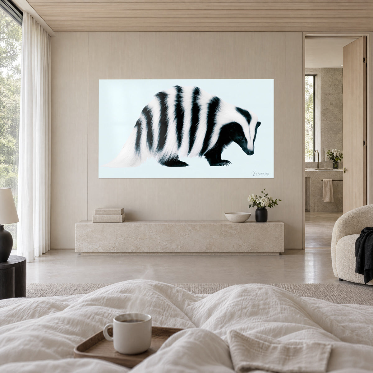 Schilderij zwart-wit gestreept dier, klit van vacht op een hemelsblauwe achtergrond, boven een bed in een lichte slaapkamer