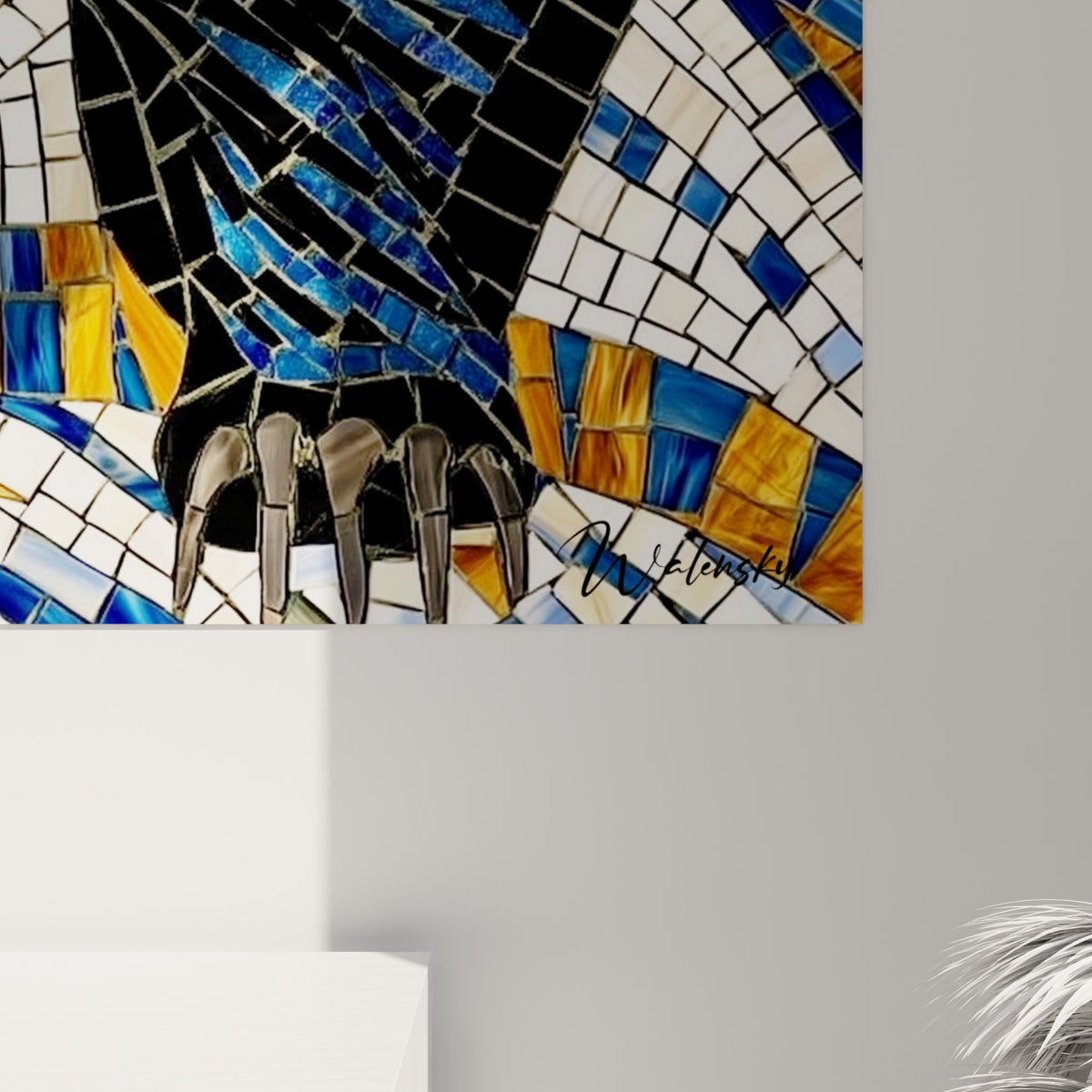 Fragments de verre bleu marine, blanc et doré composant le pelage strié du blaireau en gros plan