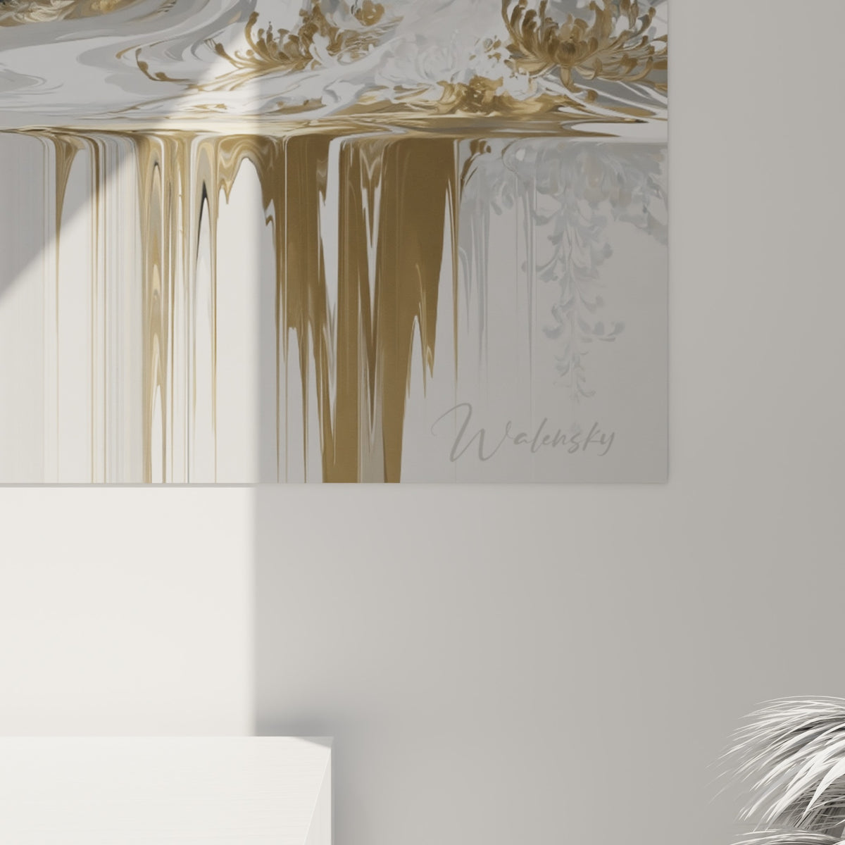 Empâtements dorés et coulures noires se mêlant en gros plan sur la toile du blaireau