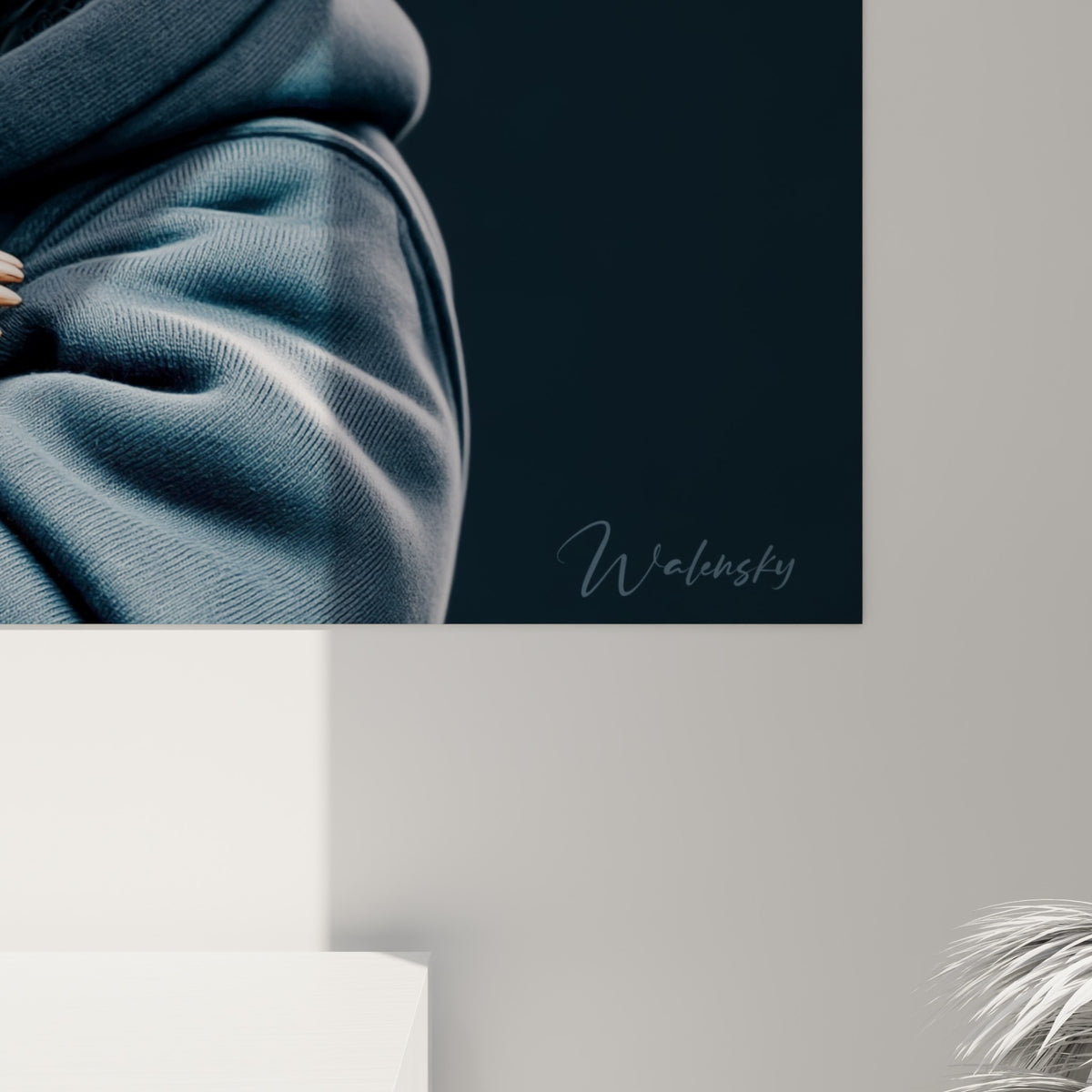 Détail du pelage rayé noir et blanc du blaireau, texture fine et empâtements visibles sur la capuche bleu marine