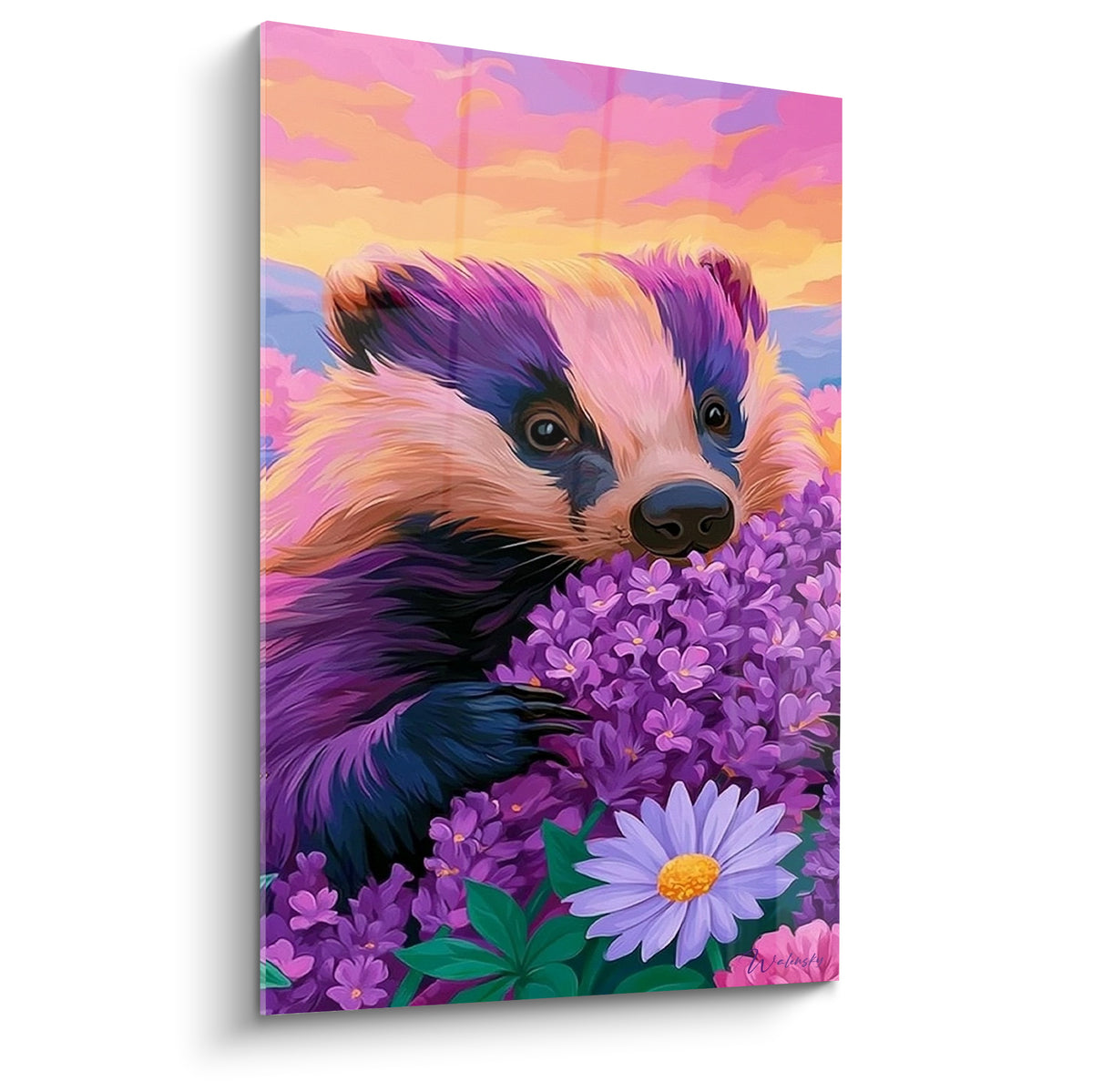 Blaireau au pelage violet et rose, tête penchée vers des fleurs mauves, ciel orangé en fond