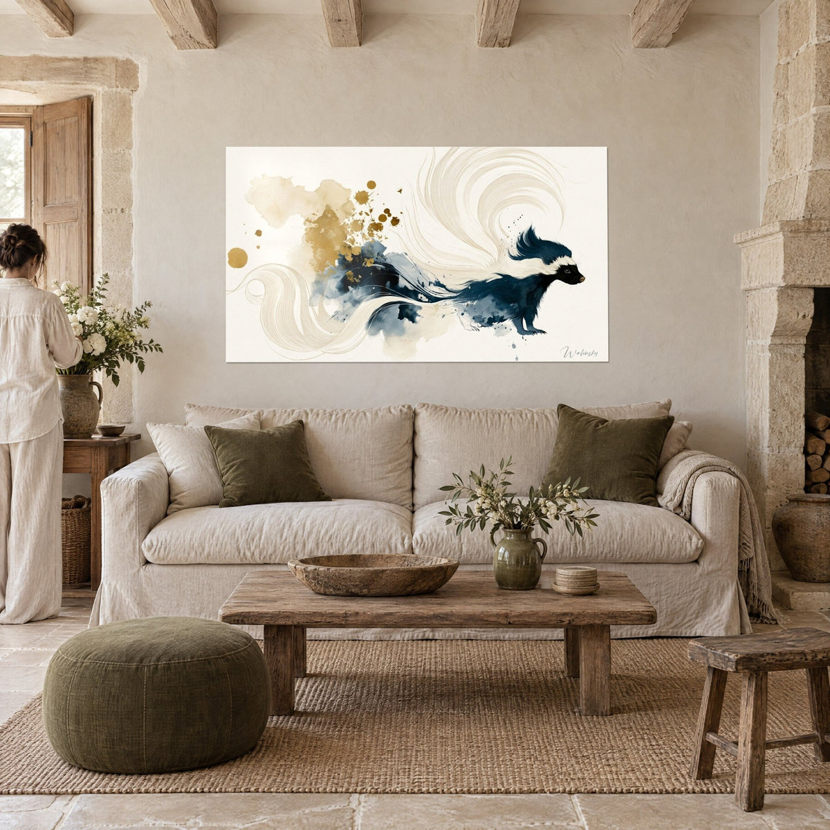 Tableau blaireau marine à rayure crème, éclaboussures dorées, au-dessus d'un canapé dans un salon lumineux