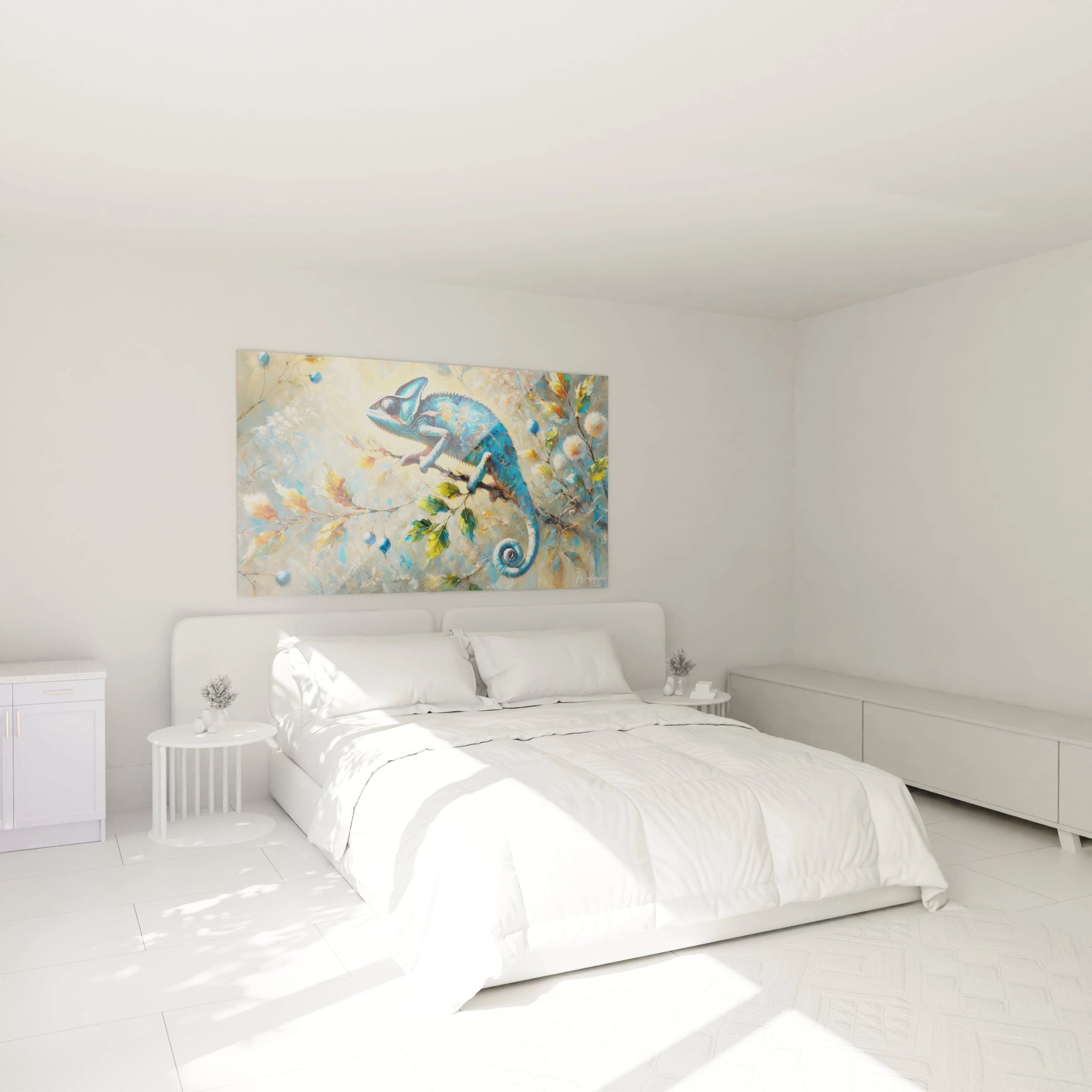 Accroché au-dessus du lit ce tableau caméléon apporte une ambiance relaxante et naturelle à la chambre ajoutant des nuances bleues et vertes captivantes pour une touche d’évasion

