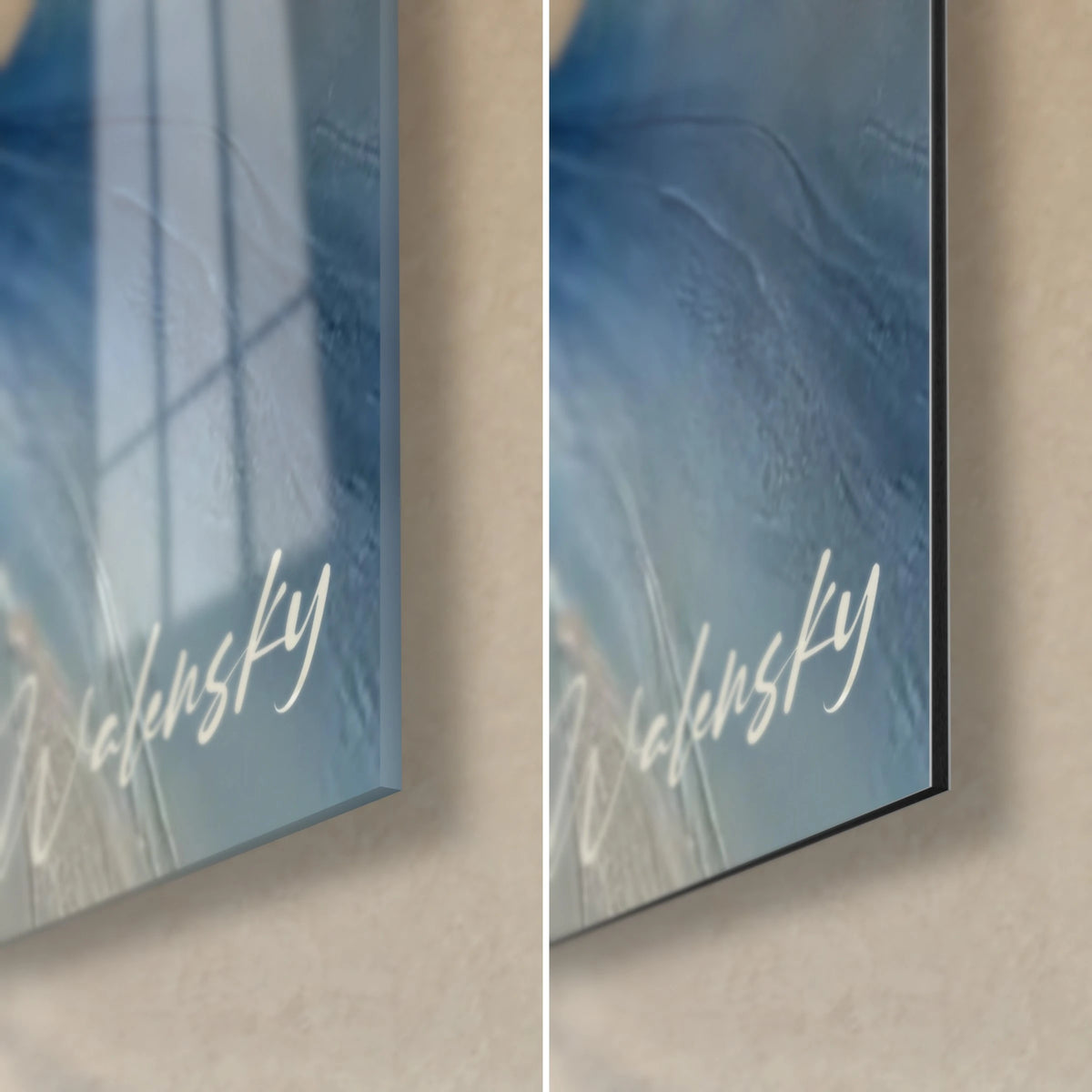 Schilderij abstracte blauwe bloem, rechteronderhoek: glanzend acrylglas met reflecties en mat Dibond-aluminium, crèmekleurige signatuur, rand van 3 mm