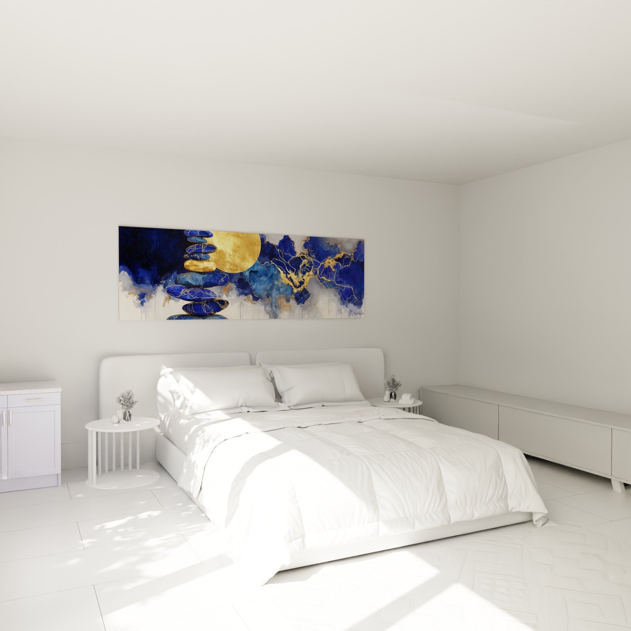 Tableau abstrait bleu marine et doré au-dessus d'un lit dans chambre moderne