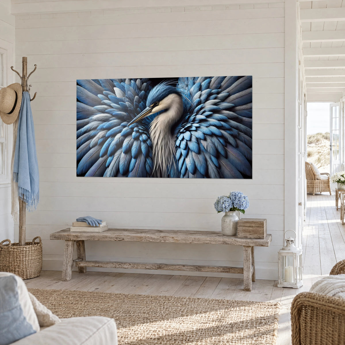Cuadro ave zancuda acurrucada en sus alas índigo, cuello crema y plumas azules, pared blanca de listones, casa junto al mar