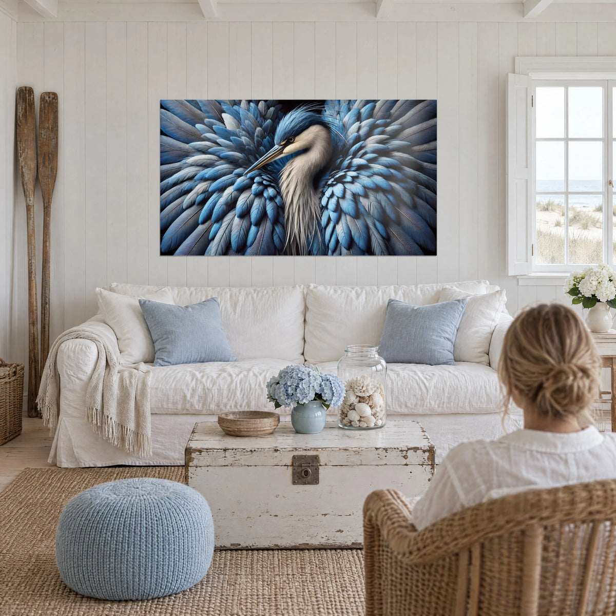 Cuadro garza gris con plumas azul real y gris perla, pico fino ocre, colgado encima de un sofá en un salón luminoso