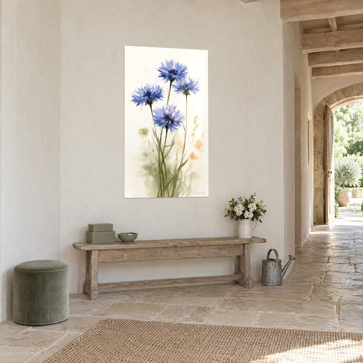 Tableau fleurs des champs bleu cobalt aux tiges vert olive, halos orangés pastel, accroché dans une galerie en pierre claire