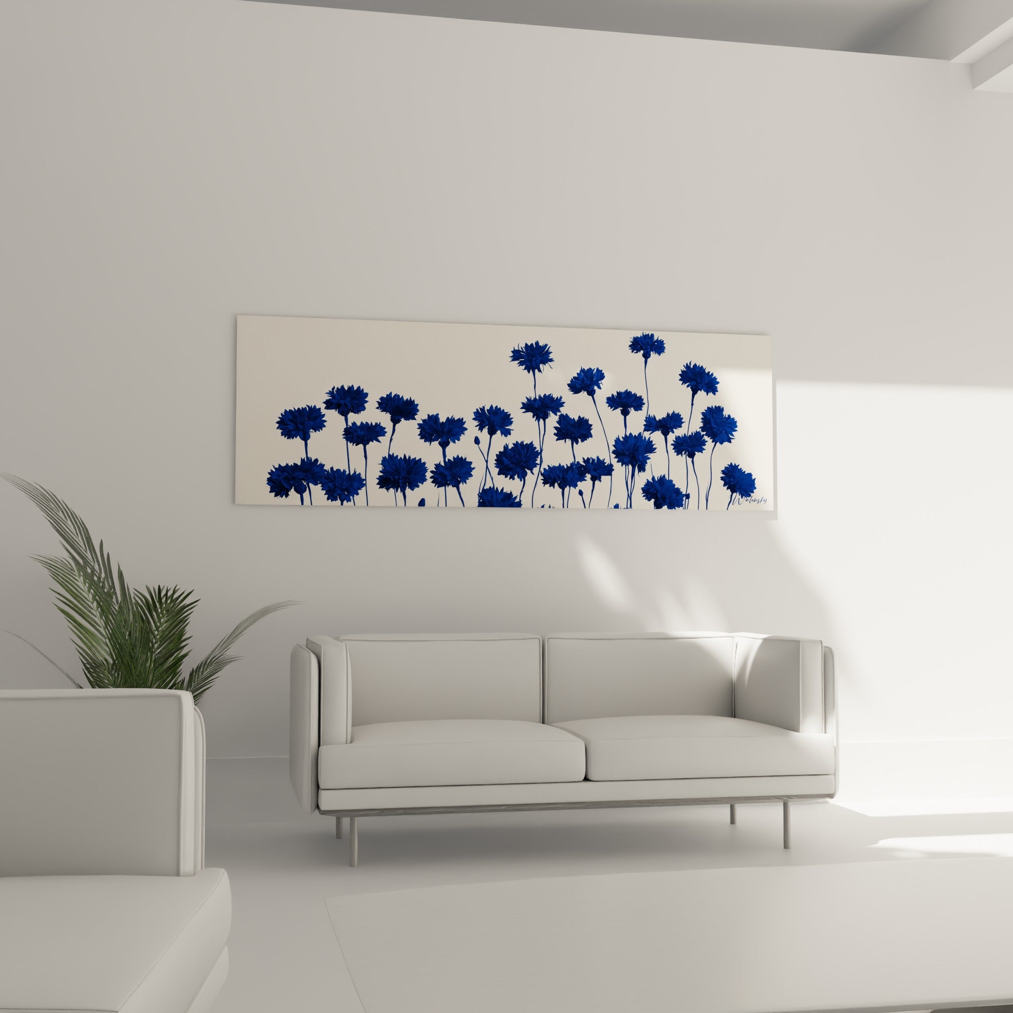 Fleurs de bleuets bleu marine et fond ivoire, au-dessus d'un canapé dans un salon lumineux