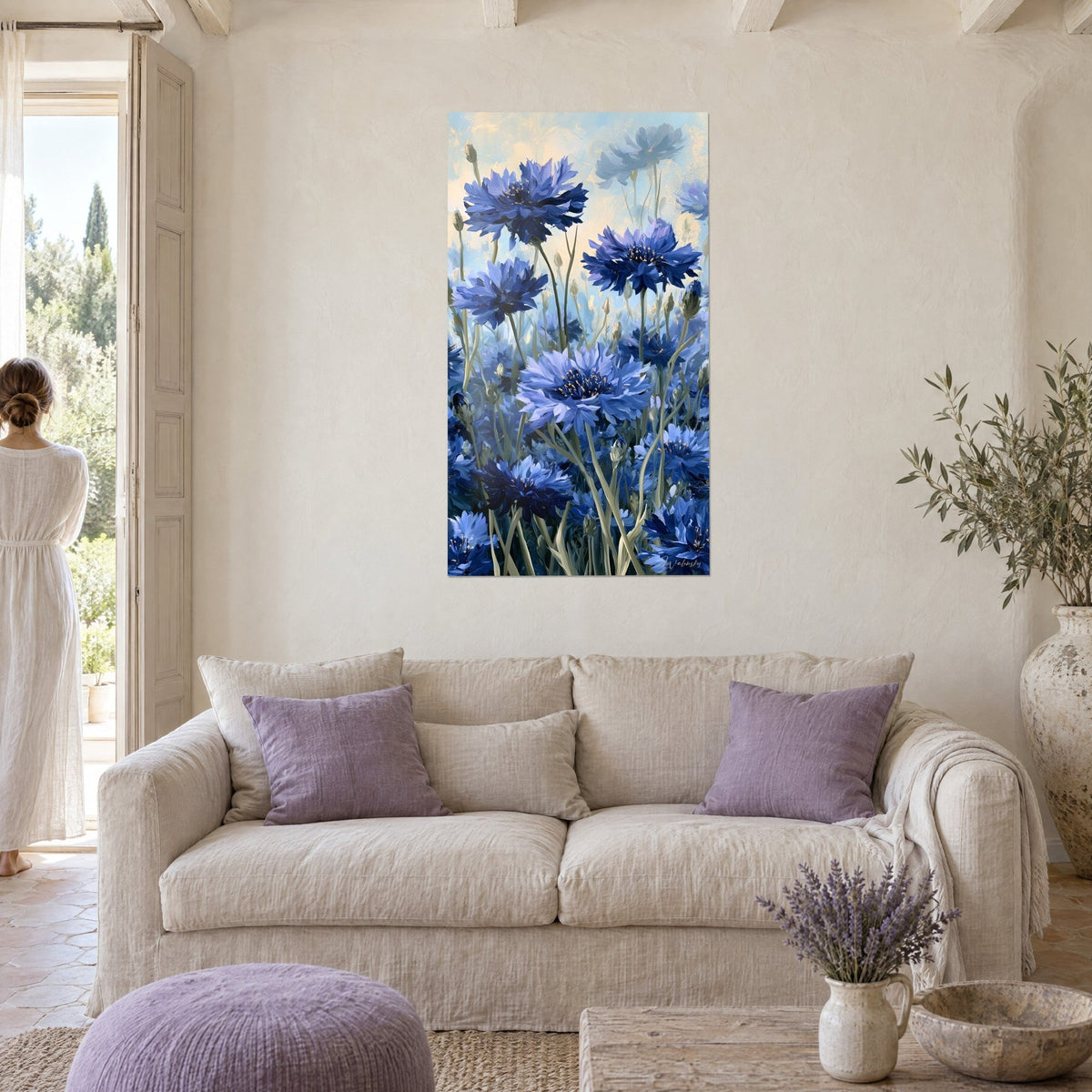 Tableau bleuets indigo et lavande sur ciel pastel, pétales peints en larges touches, au-dessus d'un canapé dans un salon lumineux