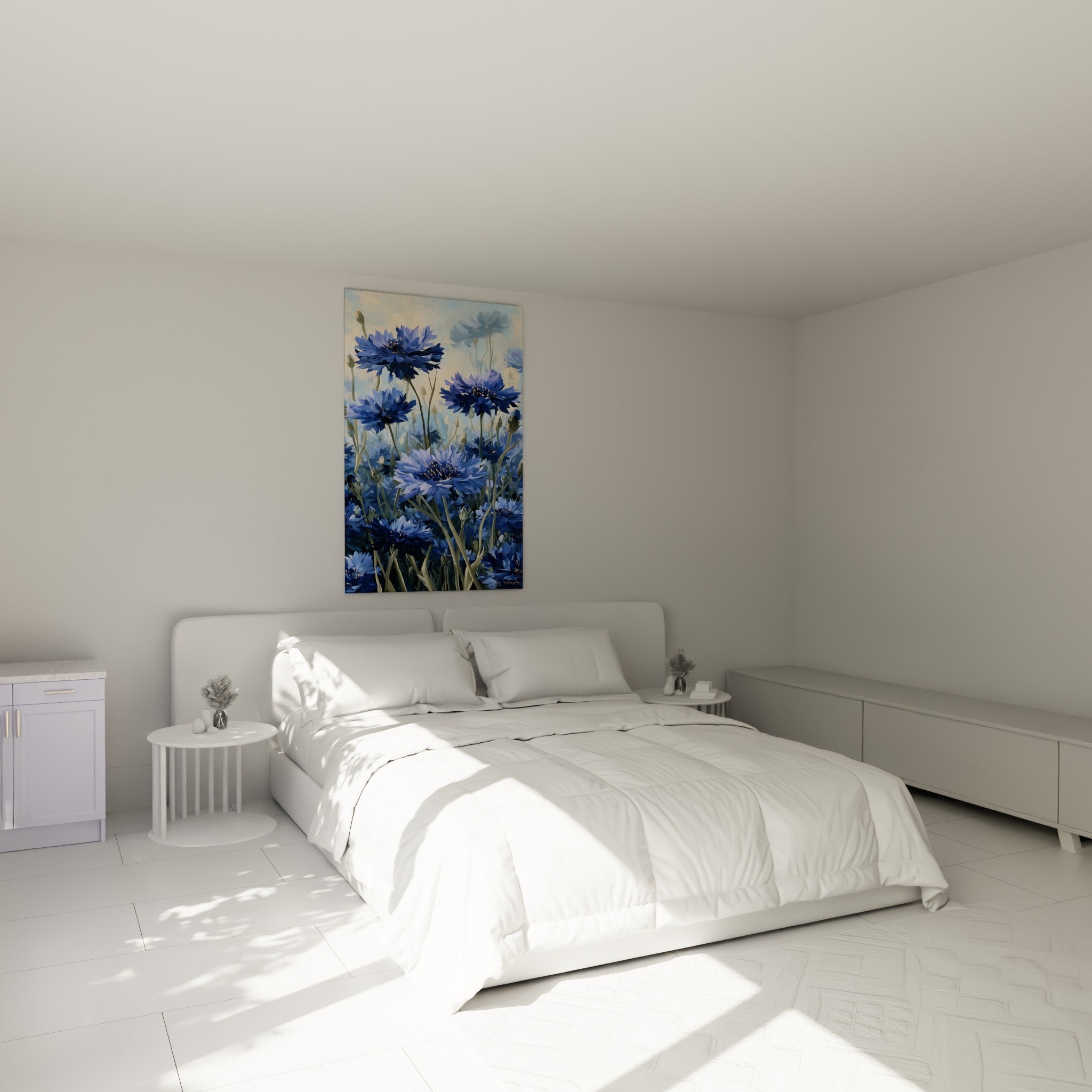 Fleurs de bleuet bleu pastel et beige au-dessus d'un lit dans une chambre claire