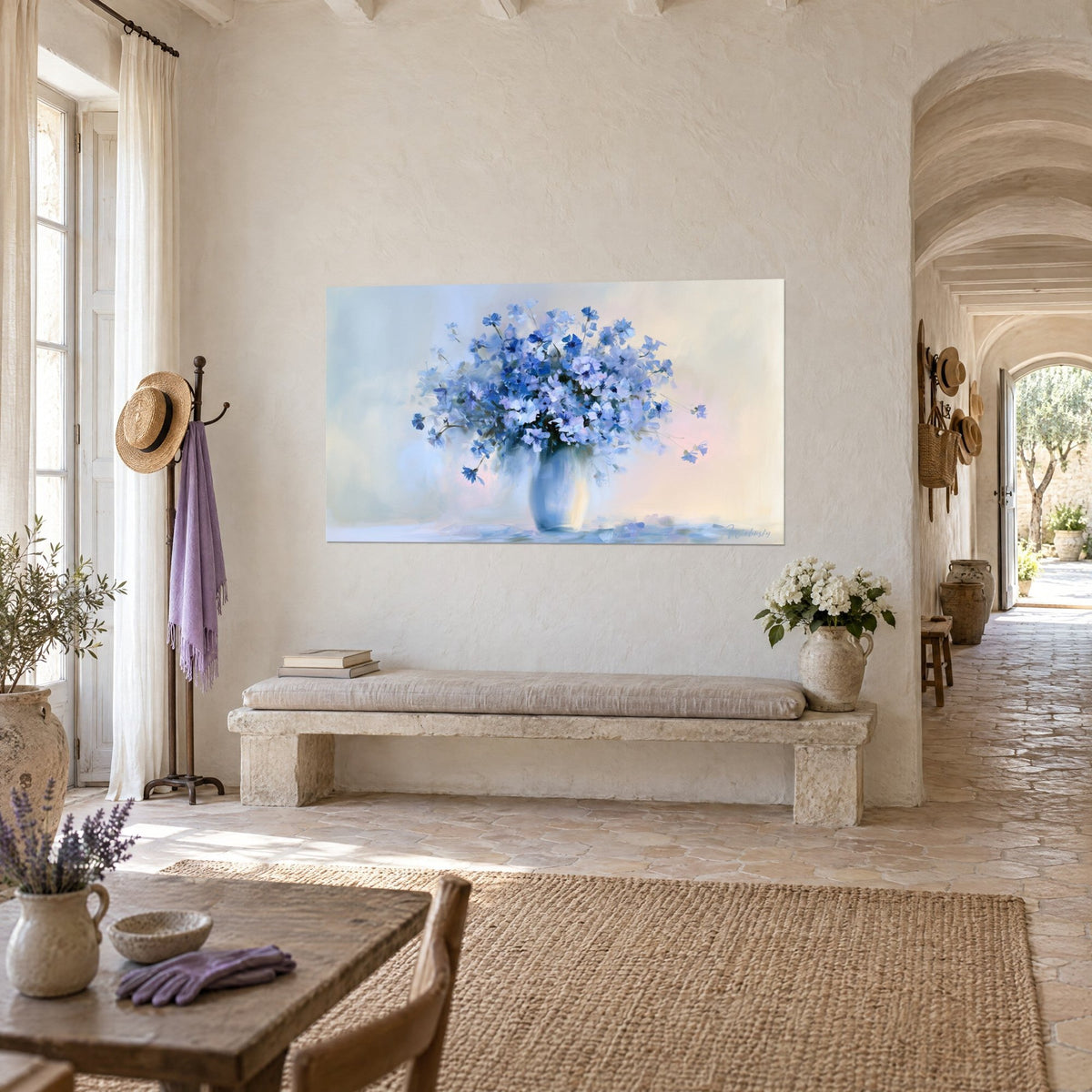 Tableau bouquet bleu outremer et mauve flottant sur un fond ivoire, vase clair, banc en pierre et couloir voûté d'un mas provençal