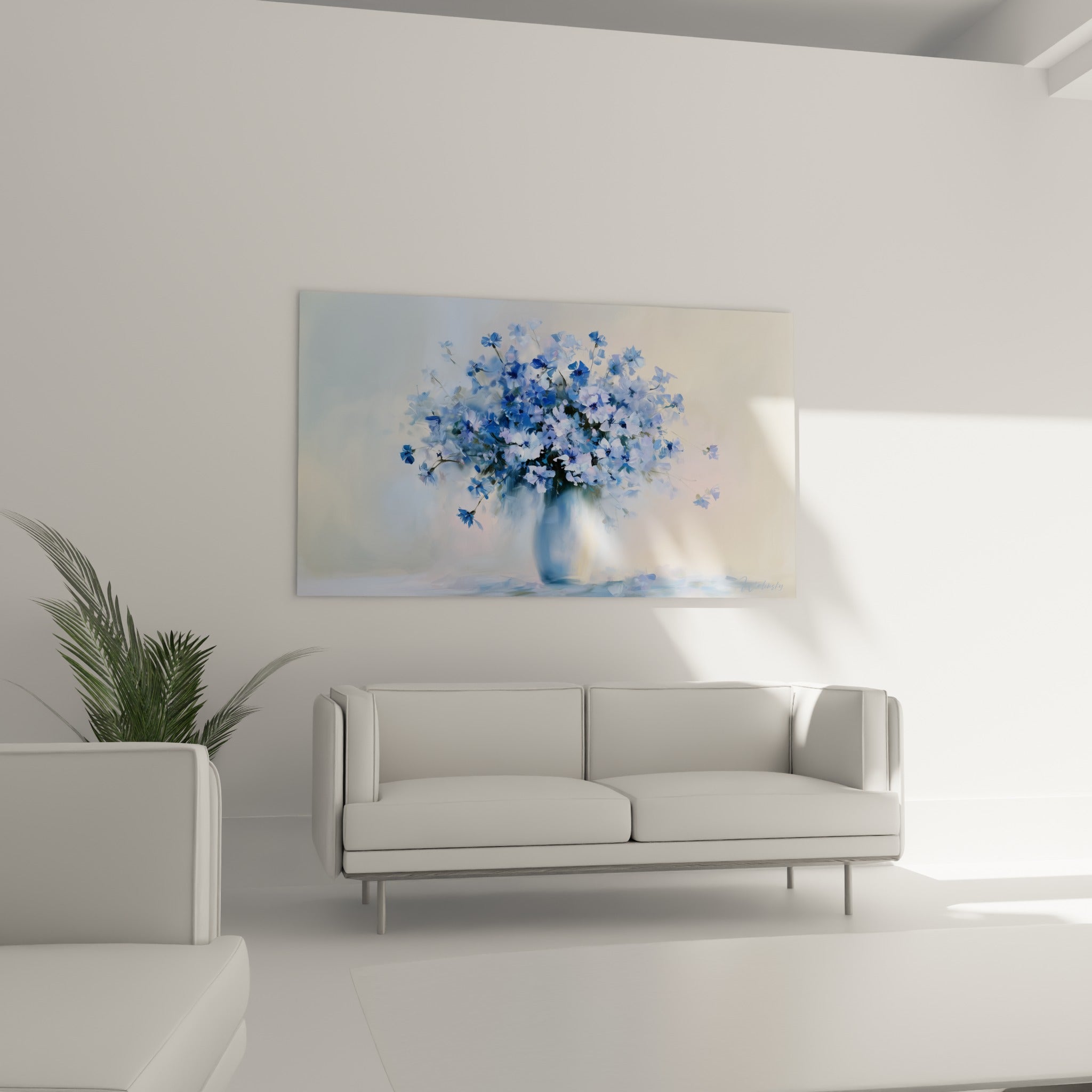 Fleurs de bleuets bleu marine et blanches au-dessus d'un canapé dans un salon lumineux